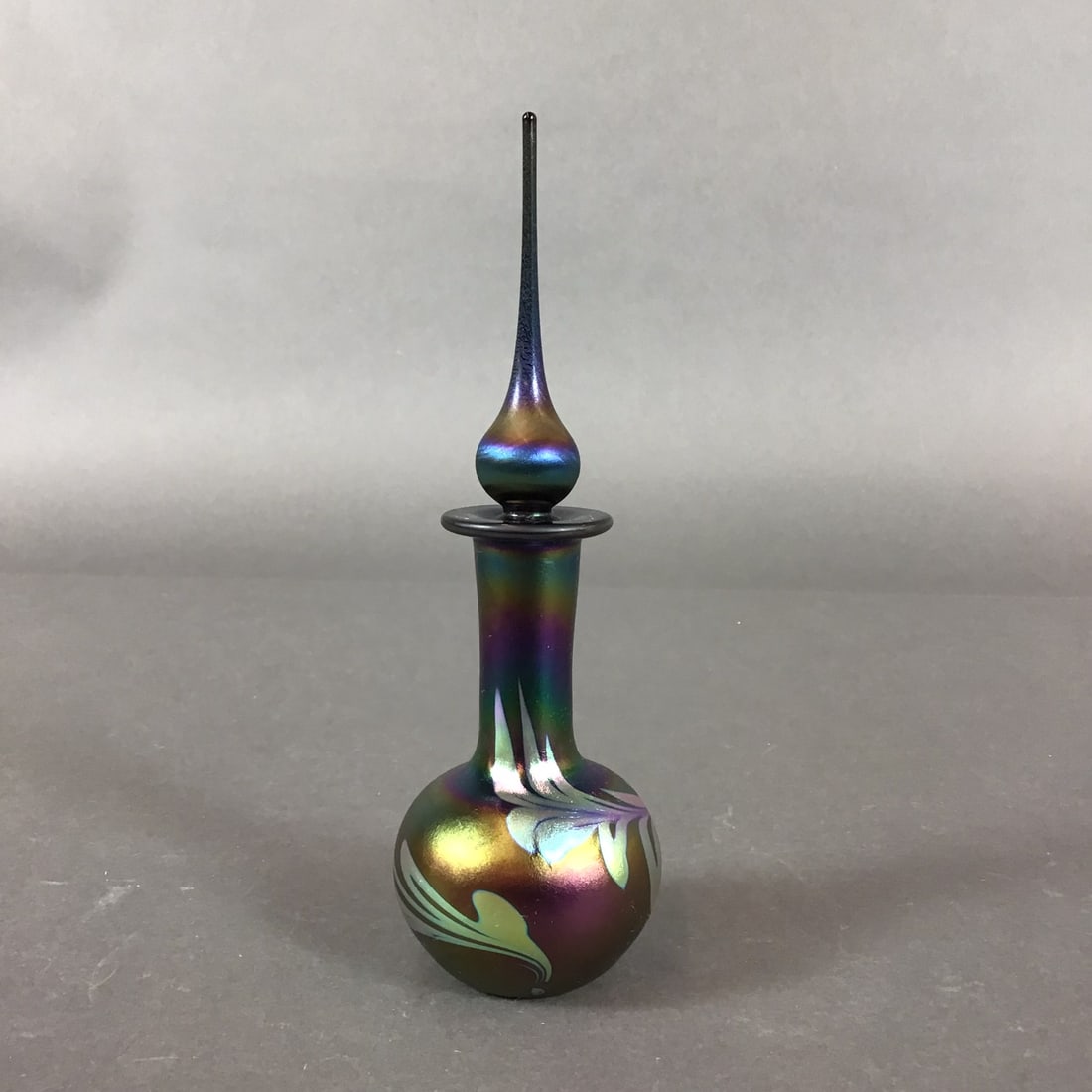 Stuart Abelman 1989 Iridescent Pulled Feather Art Glass Perfume Bottle with Stopper (1 of 3)
