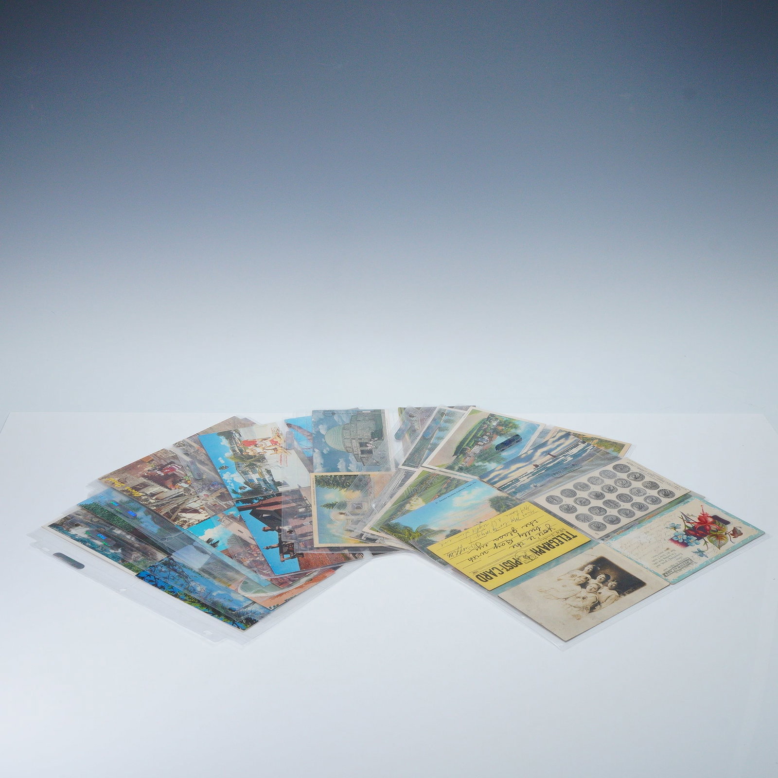 40pc Postcard Set US Landmarks Florida Hawaii Los Angeles: This 40-piece postcard set includes scenic and historical views from popular American tourist destinations such as Florida, Washington DC, Los Angeles, New Orleans, Hawaii and more. The collection fea