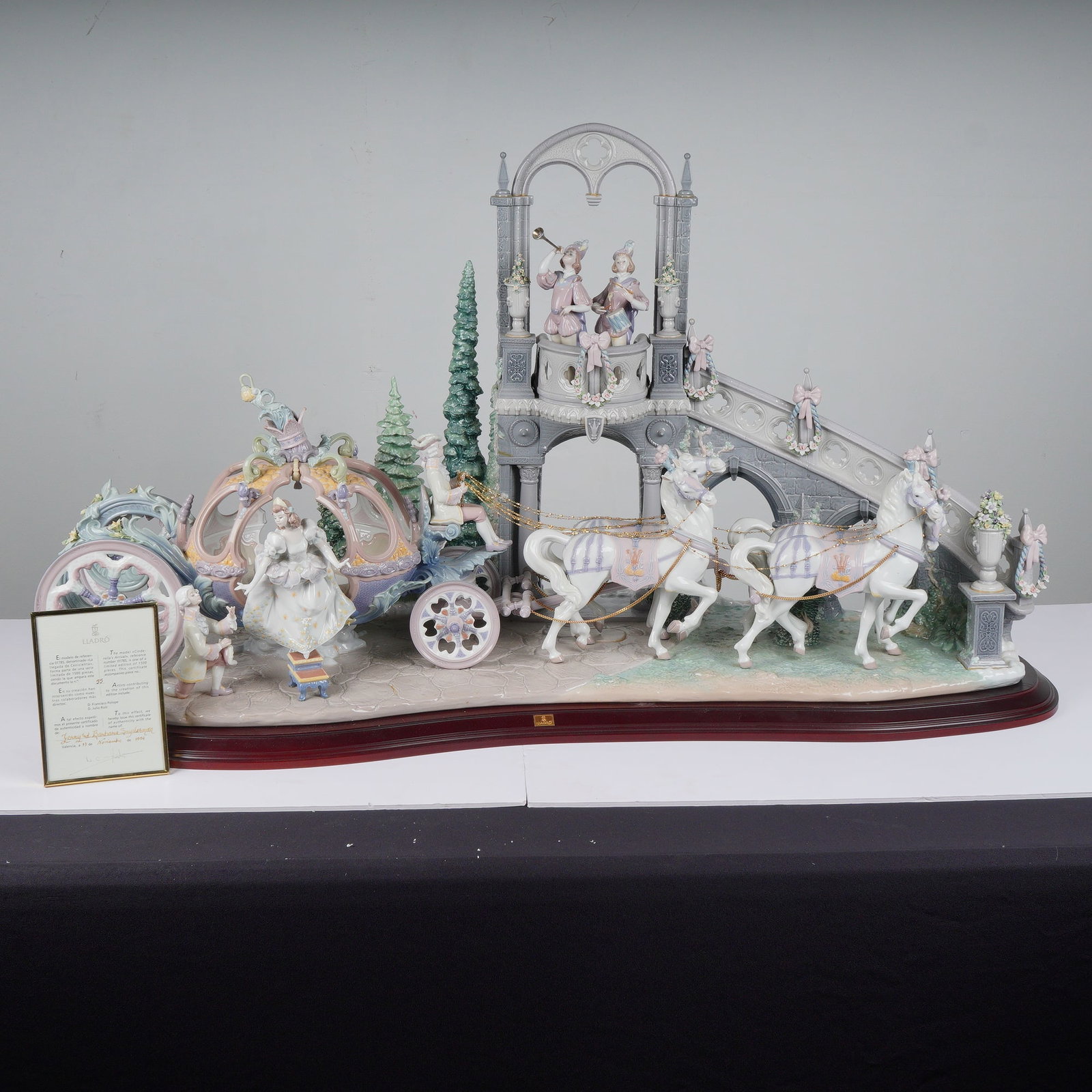Lladro Porcelain Sculpture, Cinderella's Arrival 1001785 (1 of 7)