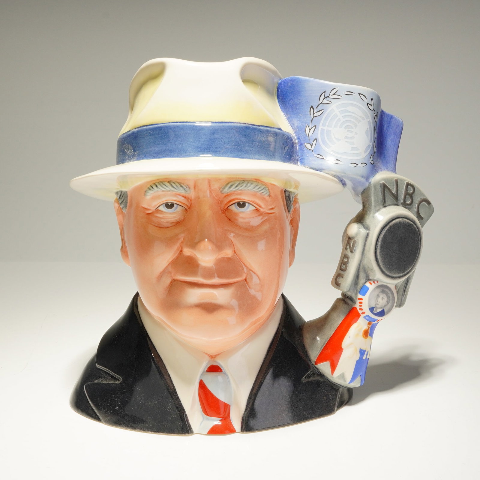 Royal Doulton Large Character Jug, Franklin D. Roosevelt D7285: Part of the World War II Politicians collection, this English porcelain character jug is a limited edition example, numbered 22 of 100, depicting Franklin D. Roosevelt (1882-1945), the 32nd President 