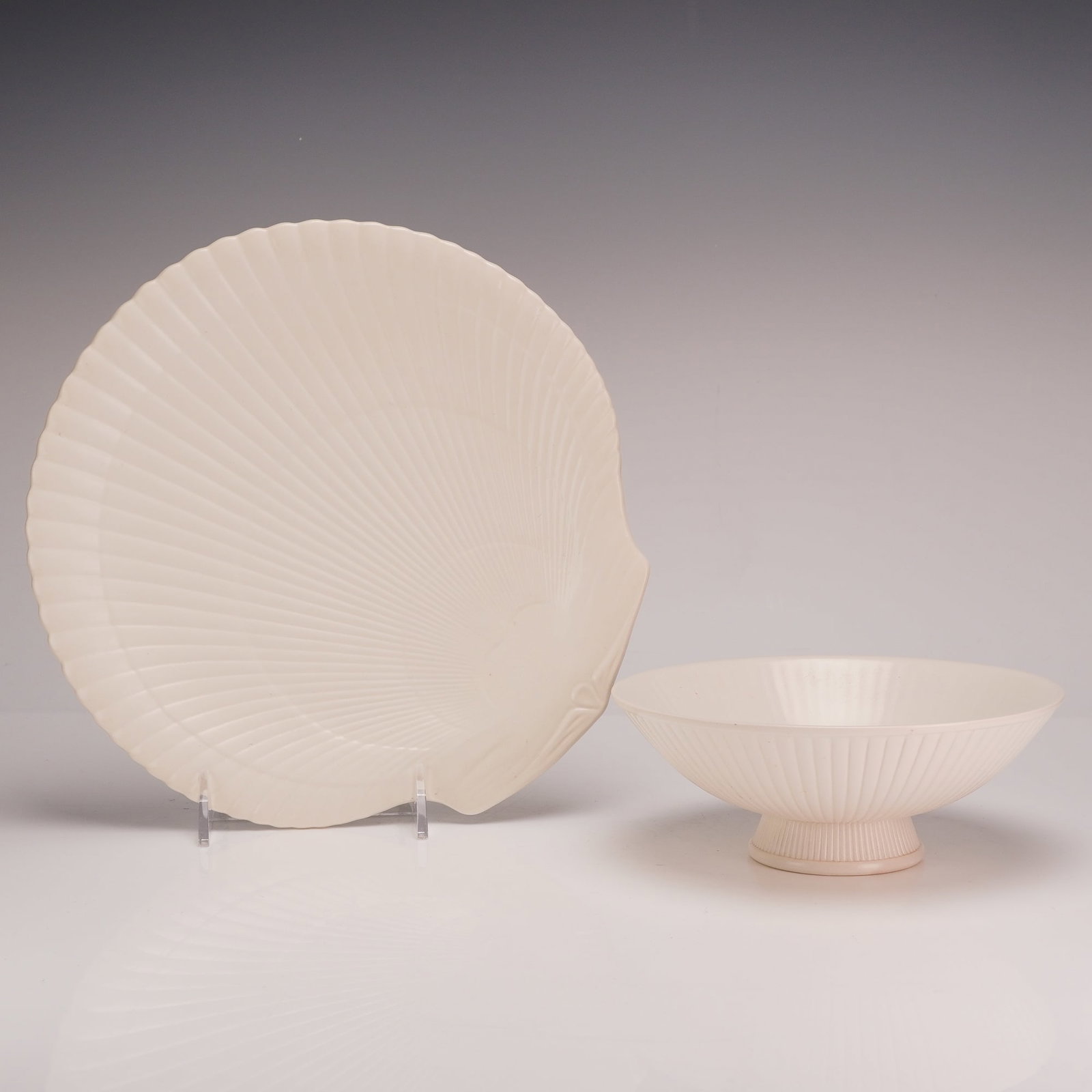 2pc Wedgwood Etruria and Barlaston Creamware Ceramic Items (1 of 3)