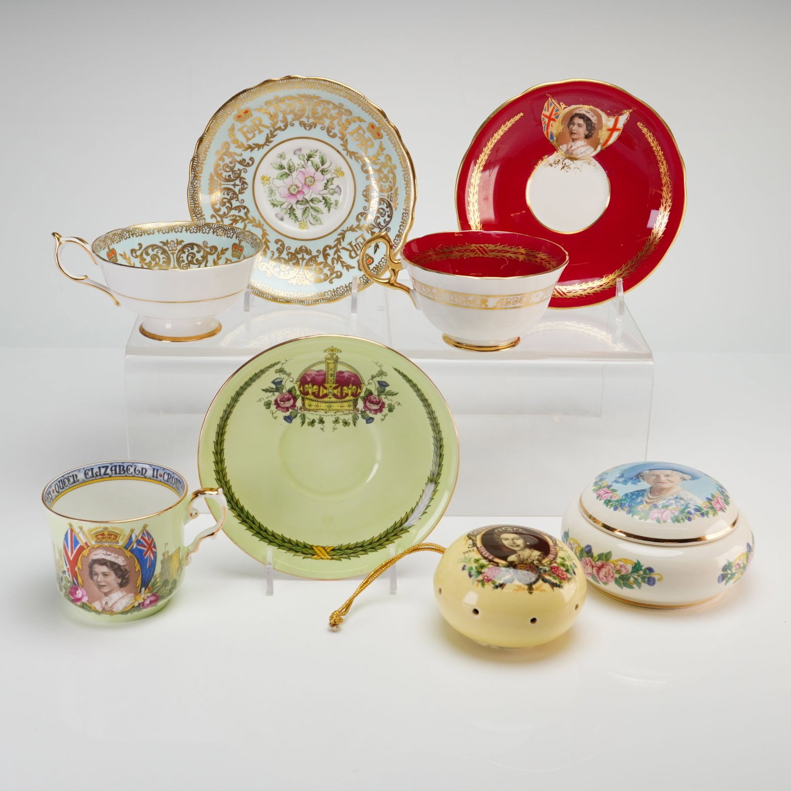 8pc British Royal Commemorative Ceramics Including Paragon and Aynsley: This collection of fine bone china and glazed ceramic commemorative items primarily celebrates the 1953 Coronation of Queen Elizabeth II and the 100th birthday of the Queen Mother. The group includes 