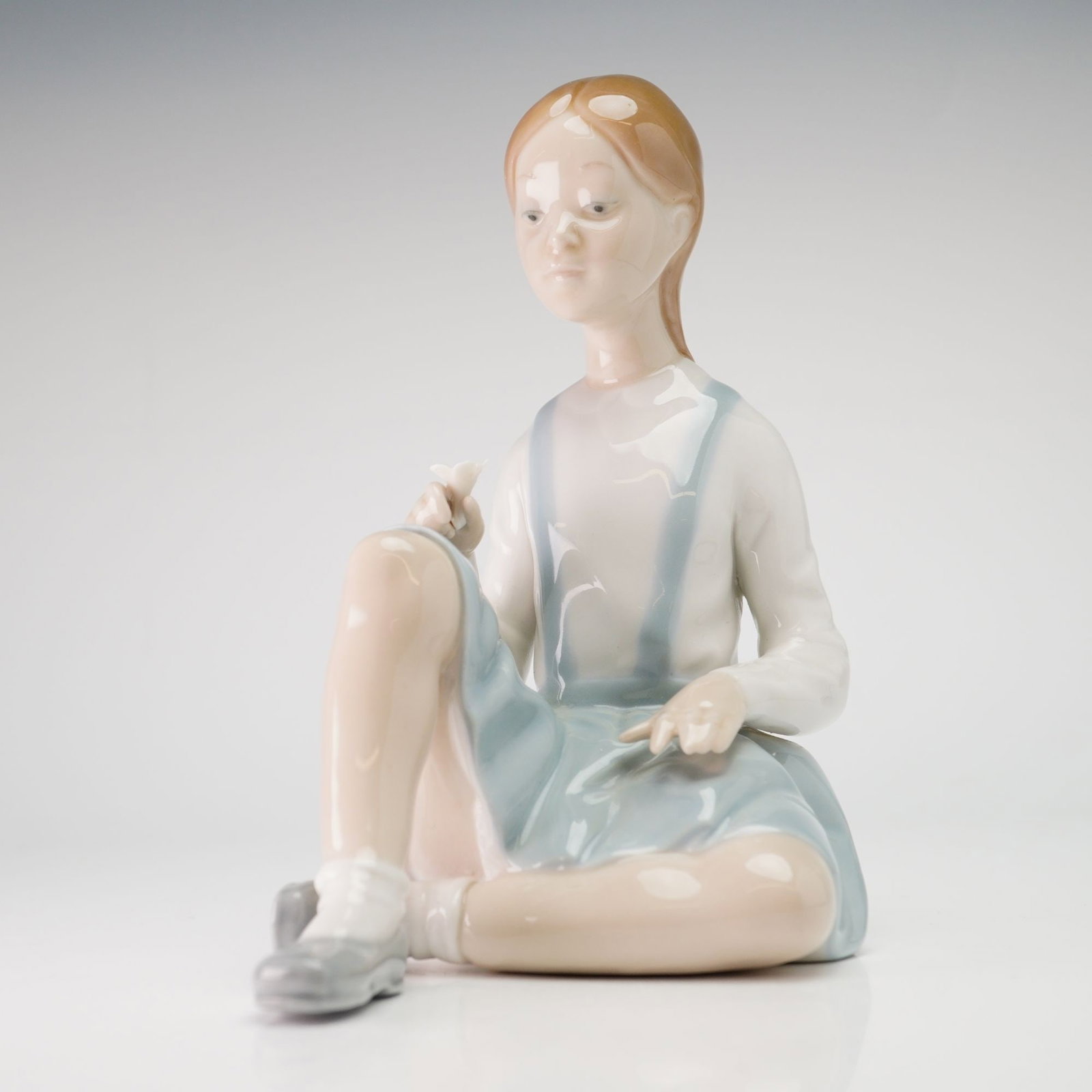 Lladro Porcelain Figurine, Girl with Flower 01004596 (1 of 3)