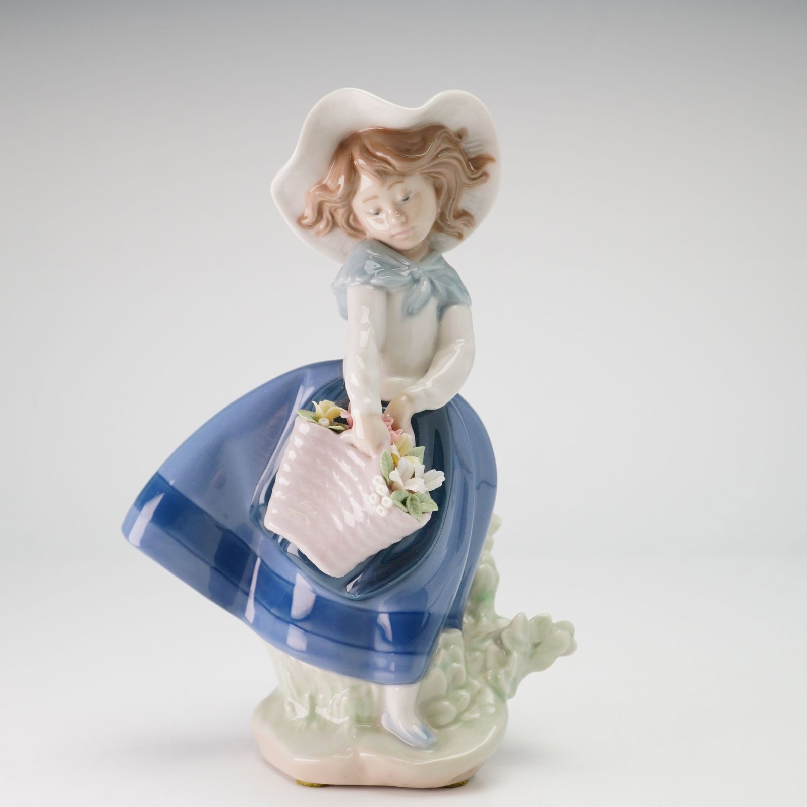 Lladro Porcelain Figurine Pretty Pickings 01005222 (1 of 3)