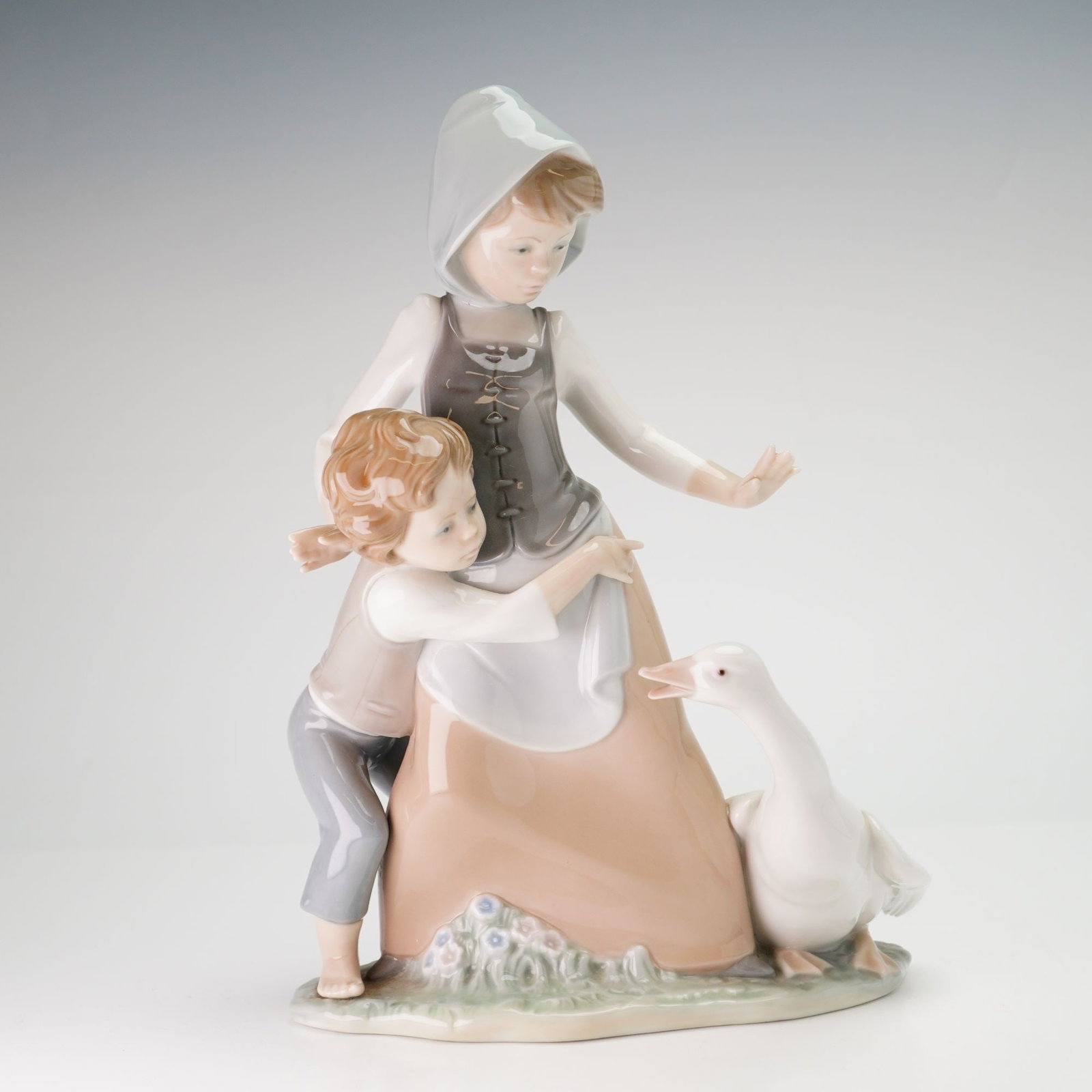 Lladro Porcelain Figurine Avoiding the Goose 01015033 (1 of 3)