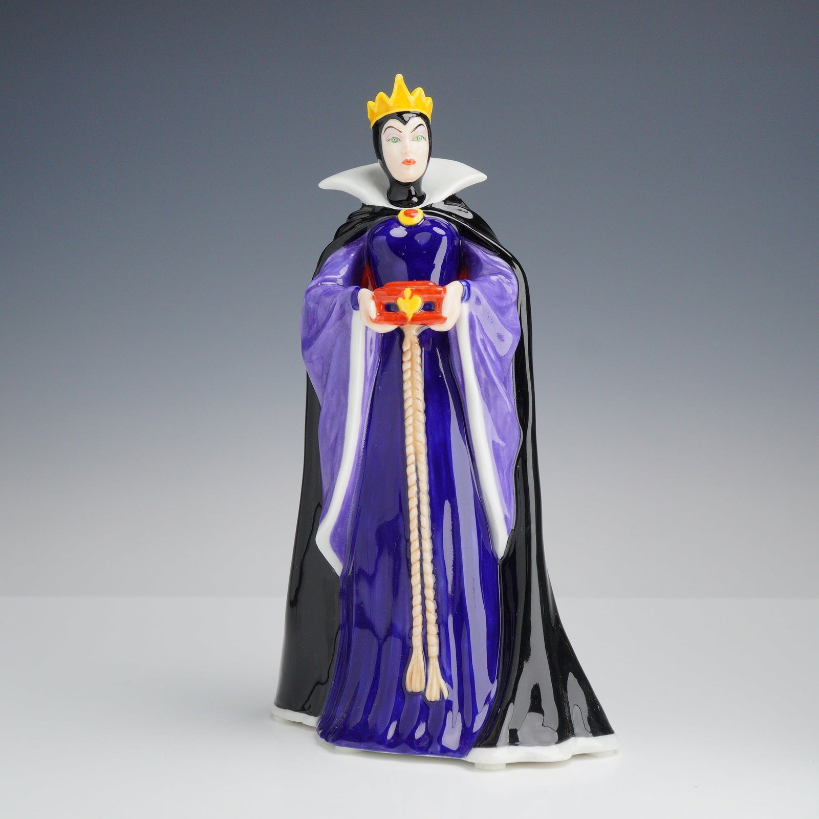 Royal Doulton Disney Villains Collection The Queen Limited Edition Figurine HN 3847: A glazed porcelain figurine titled The Queen, from the Disney Villains Collection produced by Royal Doulton. This piece, modeled by P. Parsons, depicts the primary antagonist from Walt Disney's 1937 f
