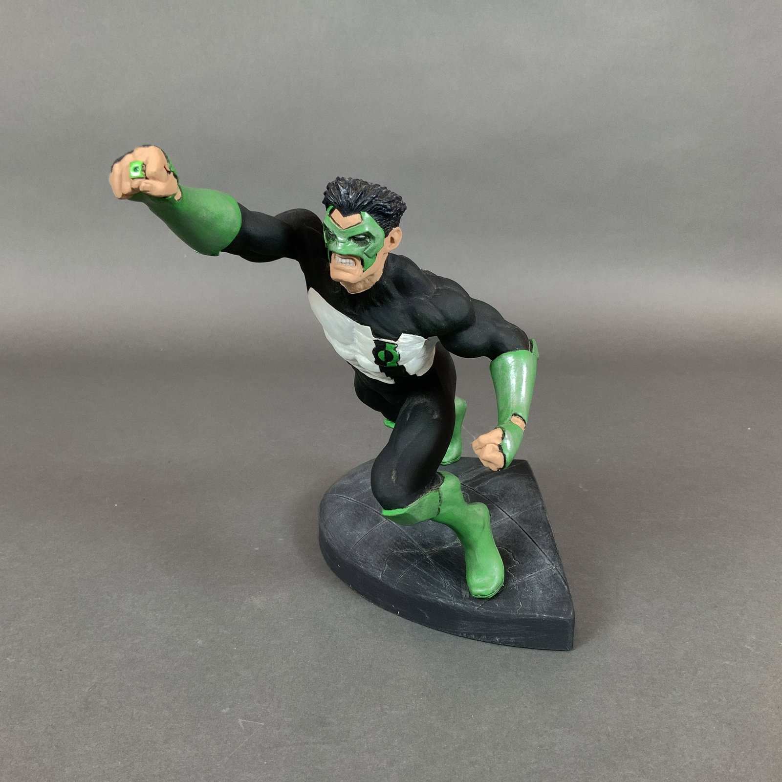 DC Direct Green Lantern Kyle Rayner Limited Edition Cold-Cast Porcelain Statue with Original Box: A DC Direct Green Lantern fine collectible limited edition statue featuring the character Kyle Rayner. The figure is constructed of hand-painted cold-cast porcelain and depicted in a dynamic lunging p