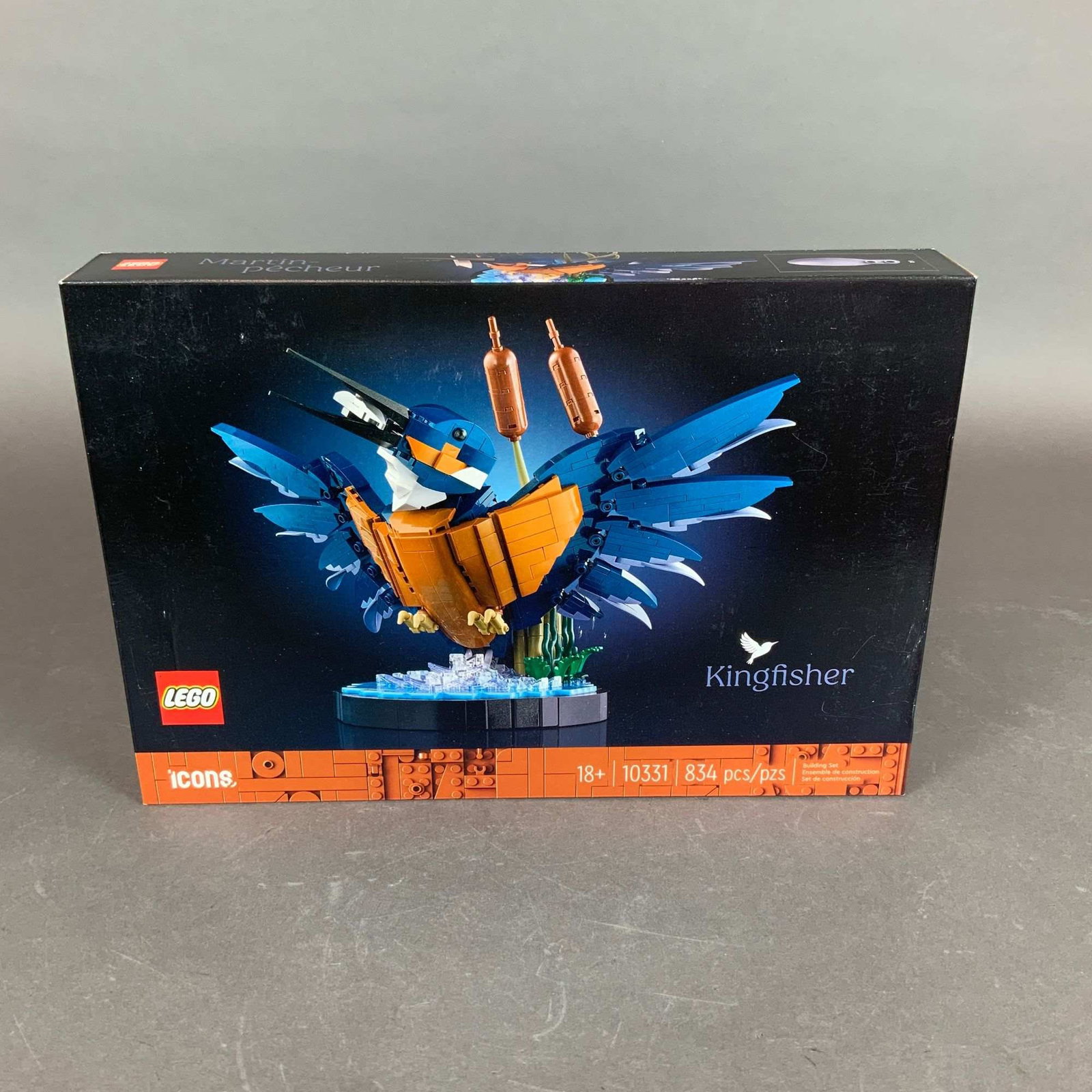 LEGO Icons Kingfisher Bird Building Set 10331: This LEGO Icons Kingfisher Bird building kit is identified as set number 10331 and contains 834 plastic pieces. Part of the LEGO Icons collection, this model is designed for adult builders and depicts
