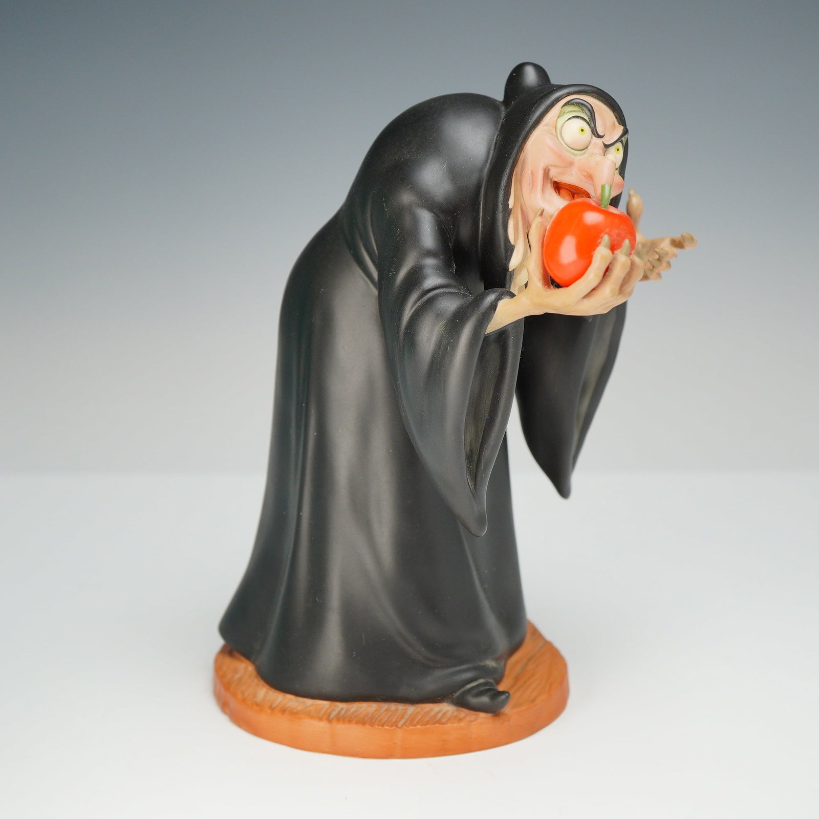 Walt Disney Classics Collection Snow White Witch Take the Apple Dearie Porcelain Figurine (1 of 5)