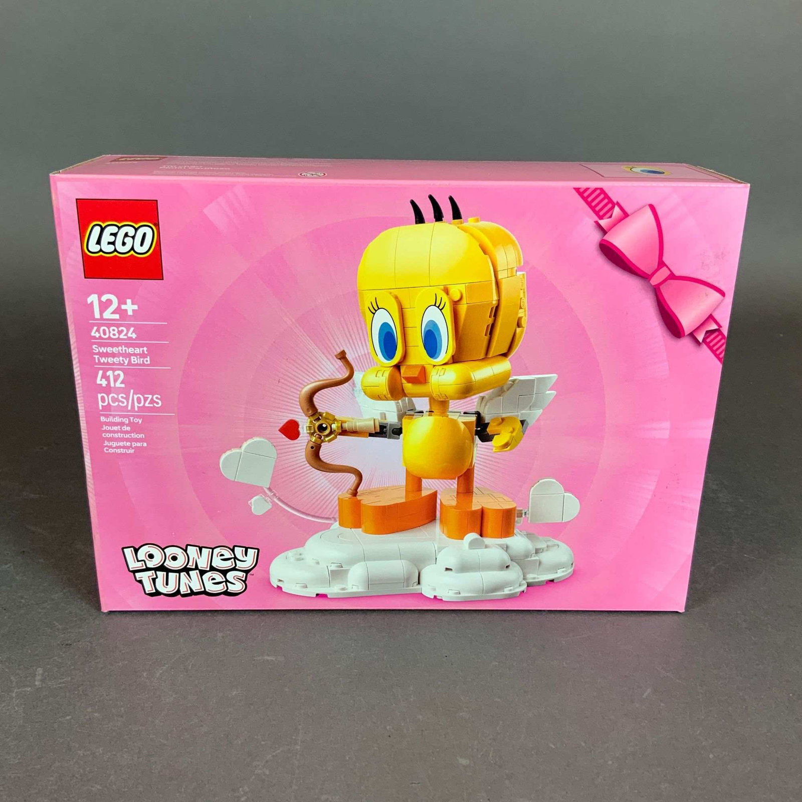 LEGO Looney Tunes Set, Sweetheart Tweety Bird 40824: This factory-sealed LEGO building set, part of the Looney Tunes series, is titled Sweetheart Tweety Bird and carries set number 40824. The set comprises 412 plastic pieces designed to construct a buil