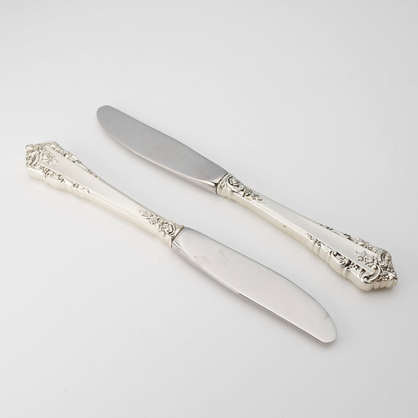 2pc Lunt Sterling Silver and Stainless Steel Butter Spreaders Knives, Rondelay (1 of 3)