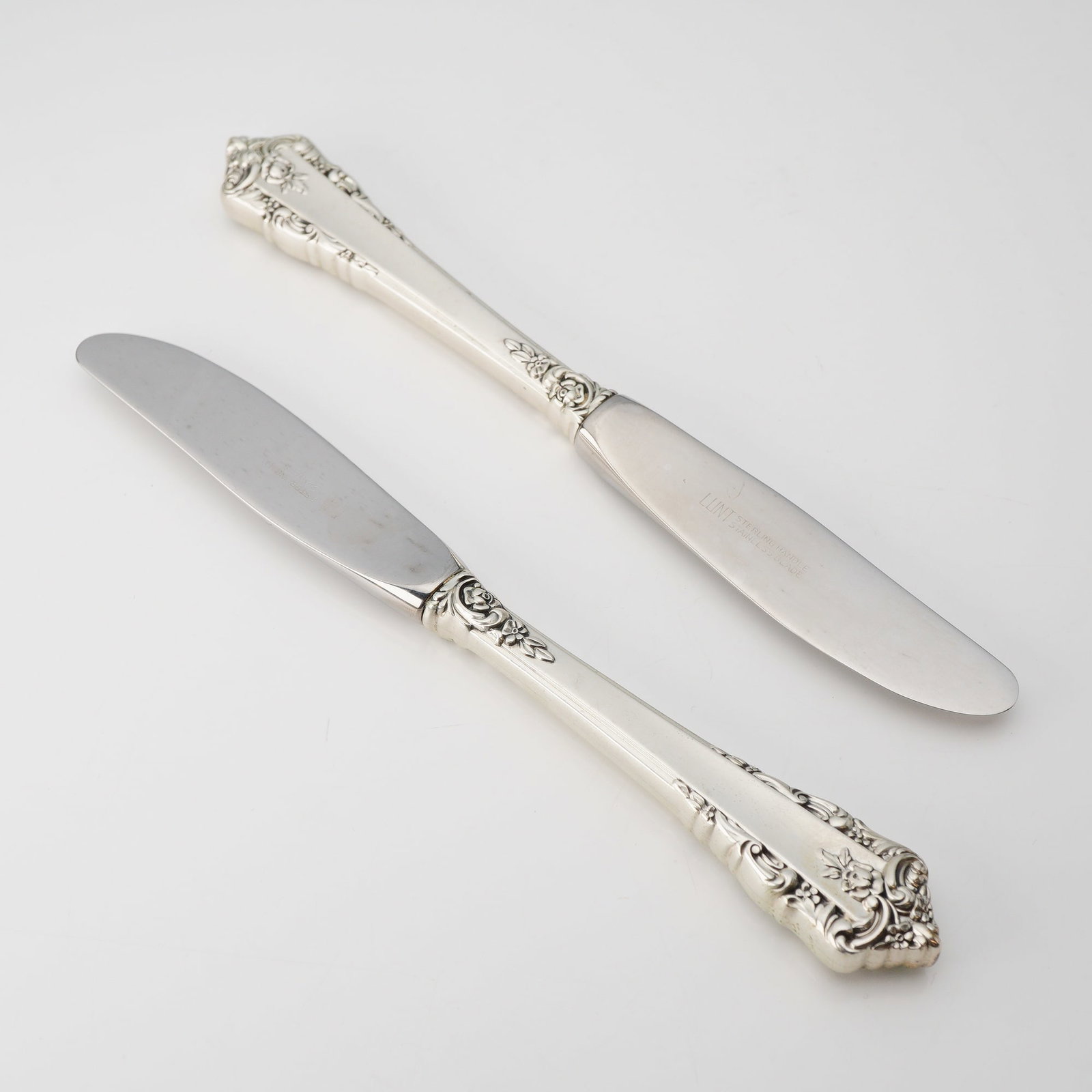 2pc Lunt Sterling Silver and Stainless Steel Butter Spreaders Knives, Rondelay (1 of 3)