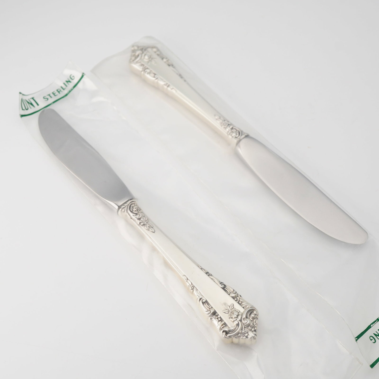 2pc Lunt Sterling Silver and Stainless Steel Butter Spreaders Knives, Rondelay (1 of 3)