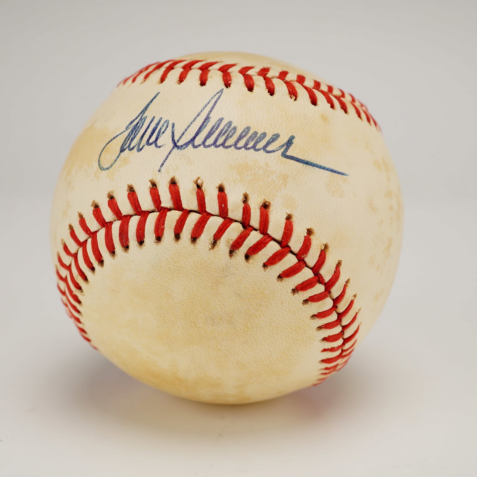 Tom Seaver Signed Rawlings Official National League Baseball PSA Authenticated: This professional-grade sports memorabilia lot features a Rawlings Official National League (ONL) baseball hand-signed by legendary Hall of Fame pitcher Tom Seaver. A cornerstone of the New York Mets 