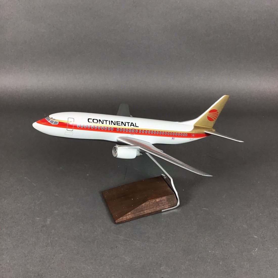 Wesco Models Inc. Continental Airlines Boeing 737 Desktop Display Model Airplane (1 of 3)