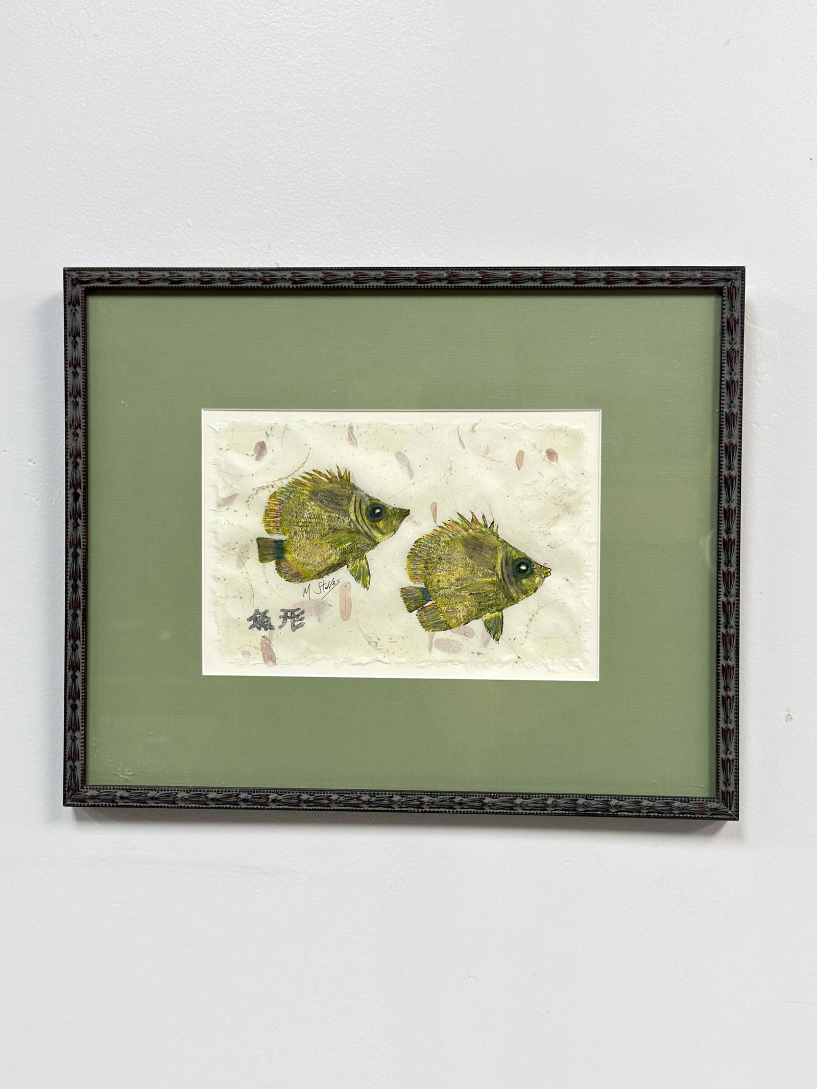 M. Stoves (American) Gyotaku Sumi Ink and Pigments Print on Paper: This original Gyotaku fish print is executed in Sumi ink and pigments on a textured, off-white handmade paper, featuring embedded botanical elements. The composition depicts two small fish with vibran