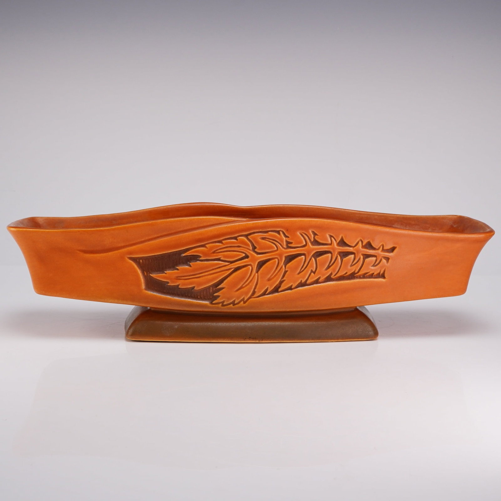 Roseville Pottery Silhouette Brown Leaf Console Bowl: Roseville Pottery Silhouette console bowl, shape number 731-14. This earthenware planter features a mid-century modern design with an elongated, flared form and an undulating rim set upon a rectangula