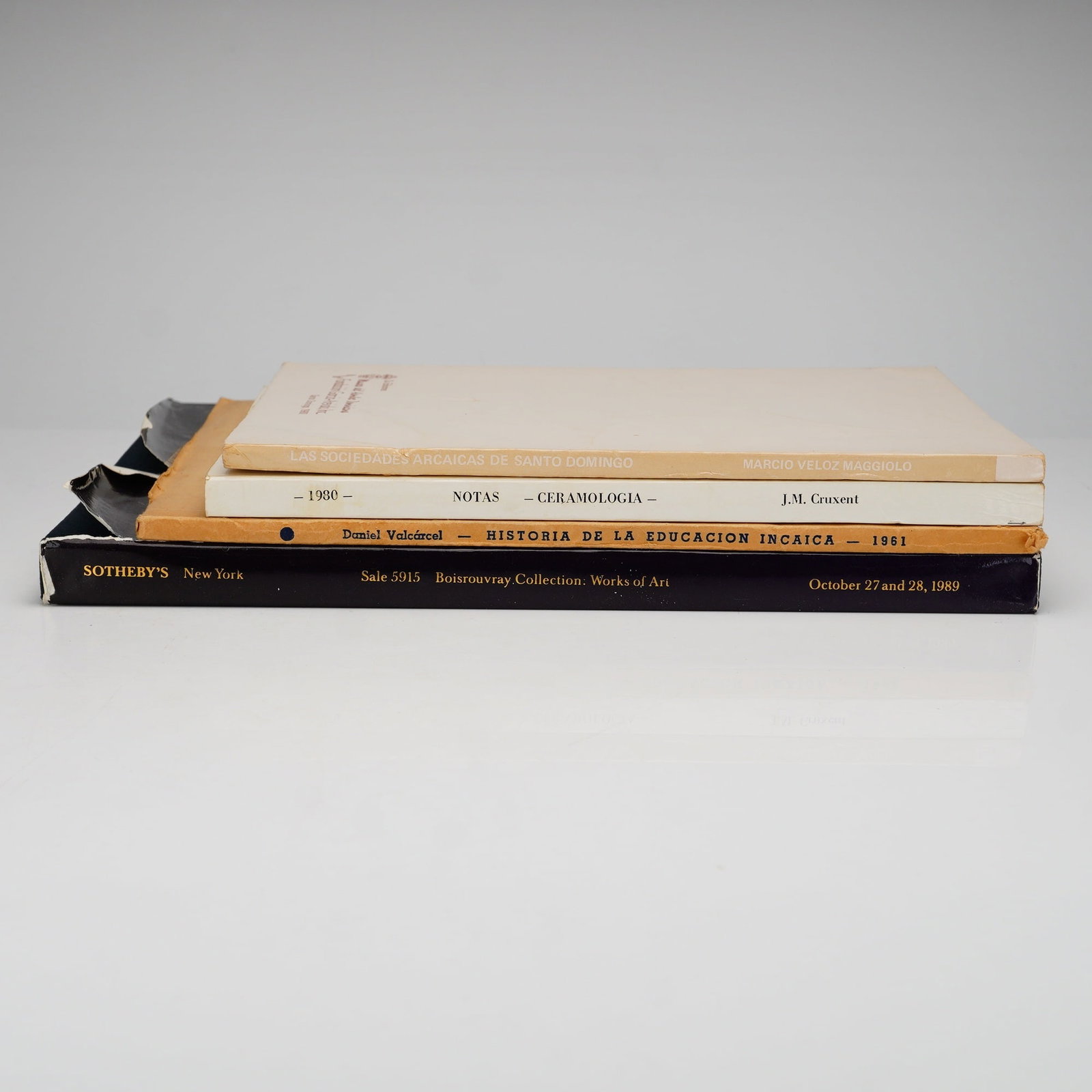 4 Latin American Archaeology History Publications Sothebys: A collection of softbound publications focused on Latin American archaeology, history, and art. The group includes a Sotheby's New York auction catalog for Sale 5915, titled The Collection of the late