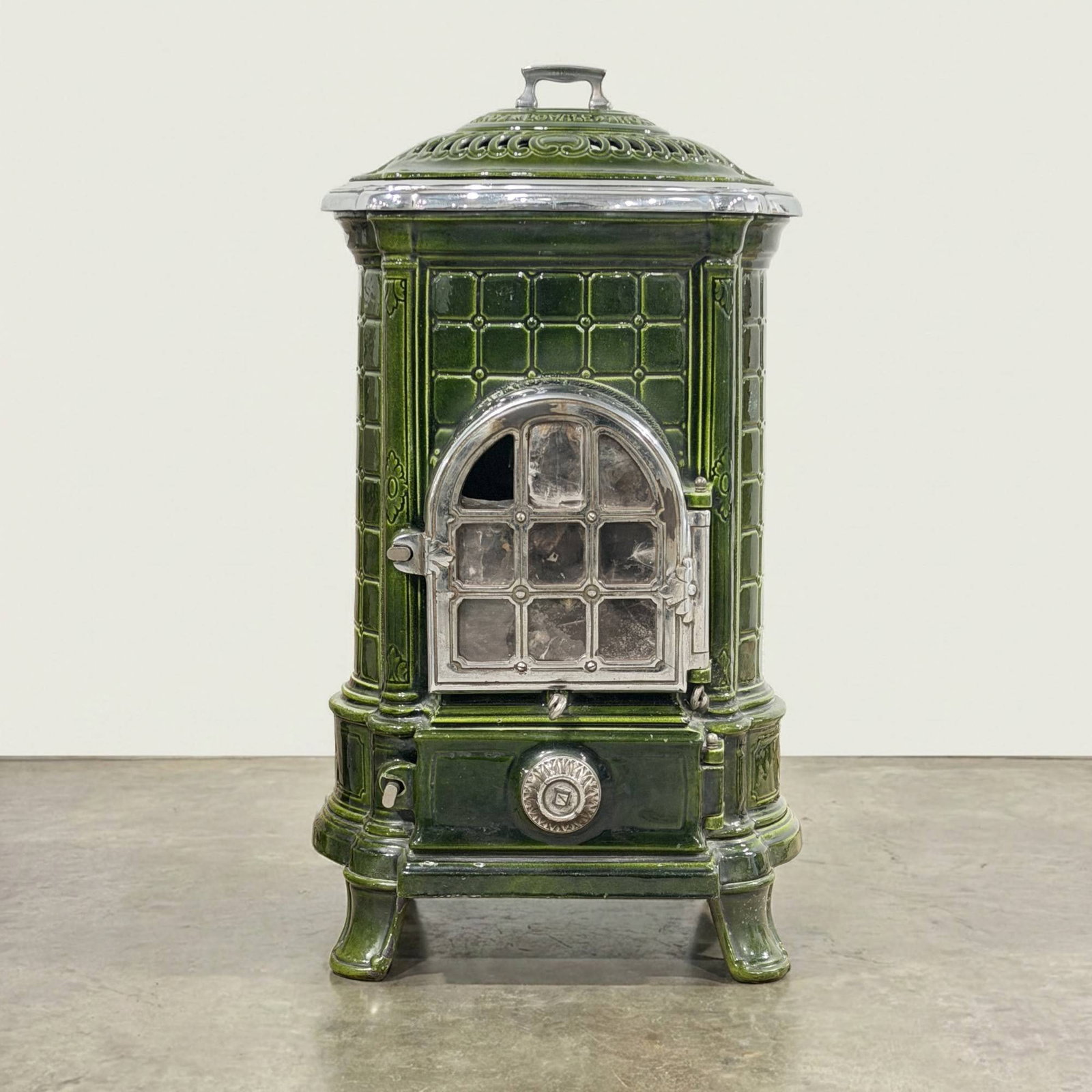 Nestor Martin Belgique L'Ovale Art Nouveau Enameled Cast Iron Stove: A vintage Belgian enameled cast-iron heating stove manufactured by Fonderies Nestor Martin. This model, identified as L'Ovale, features a vibrant emerald green vitreous enamel finish. The upright, rou