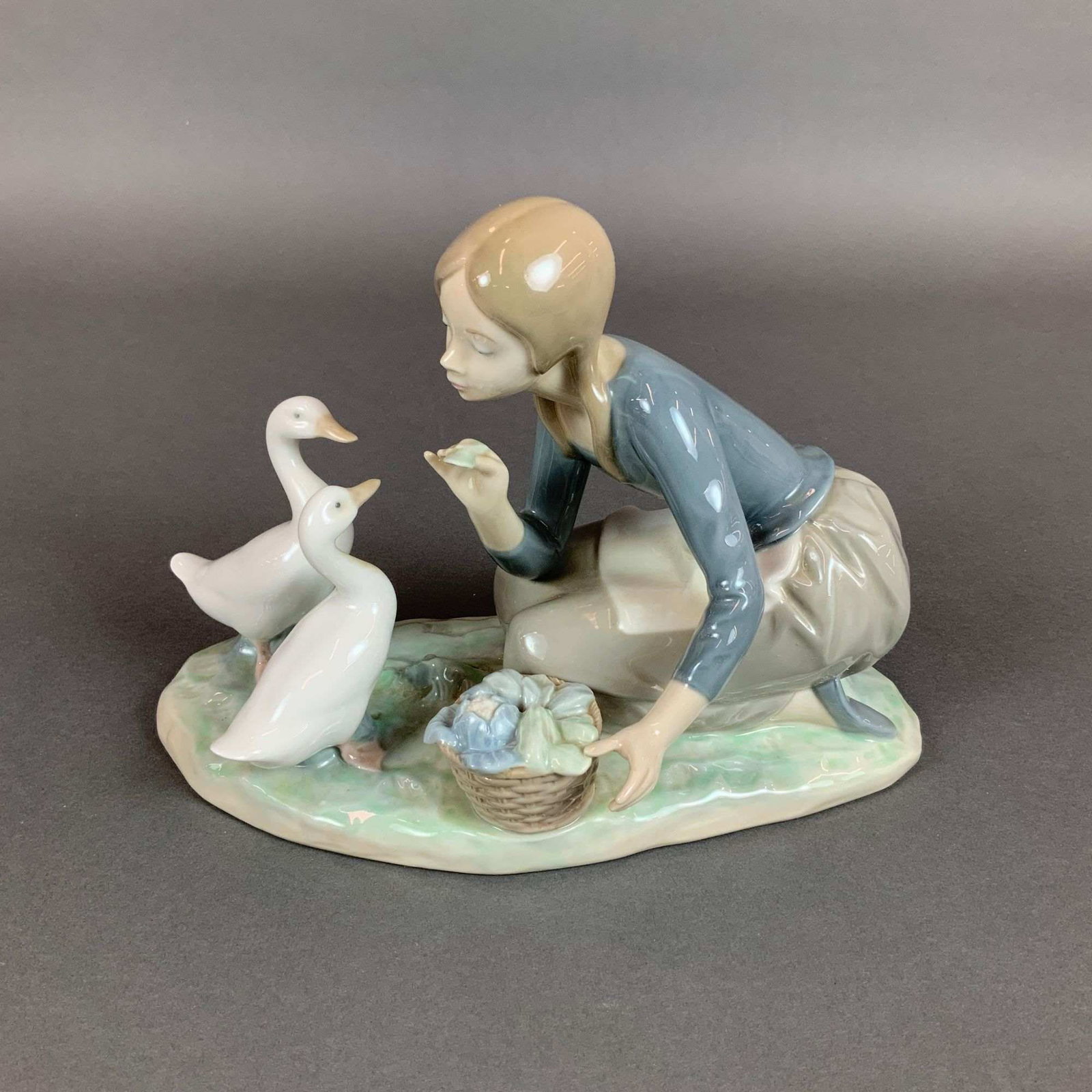 Lladro Porcelain Figurine Feeding the Ducks 4849 (1 of 3)