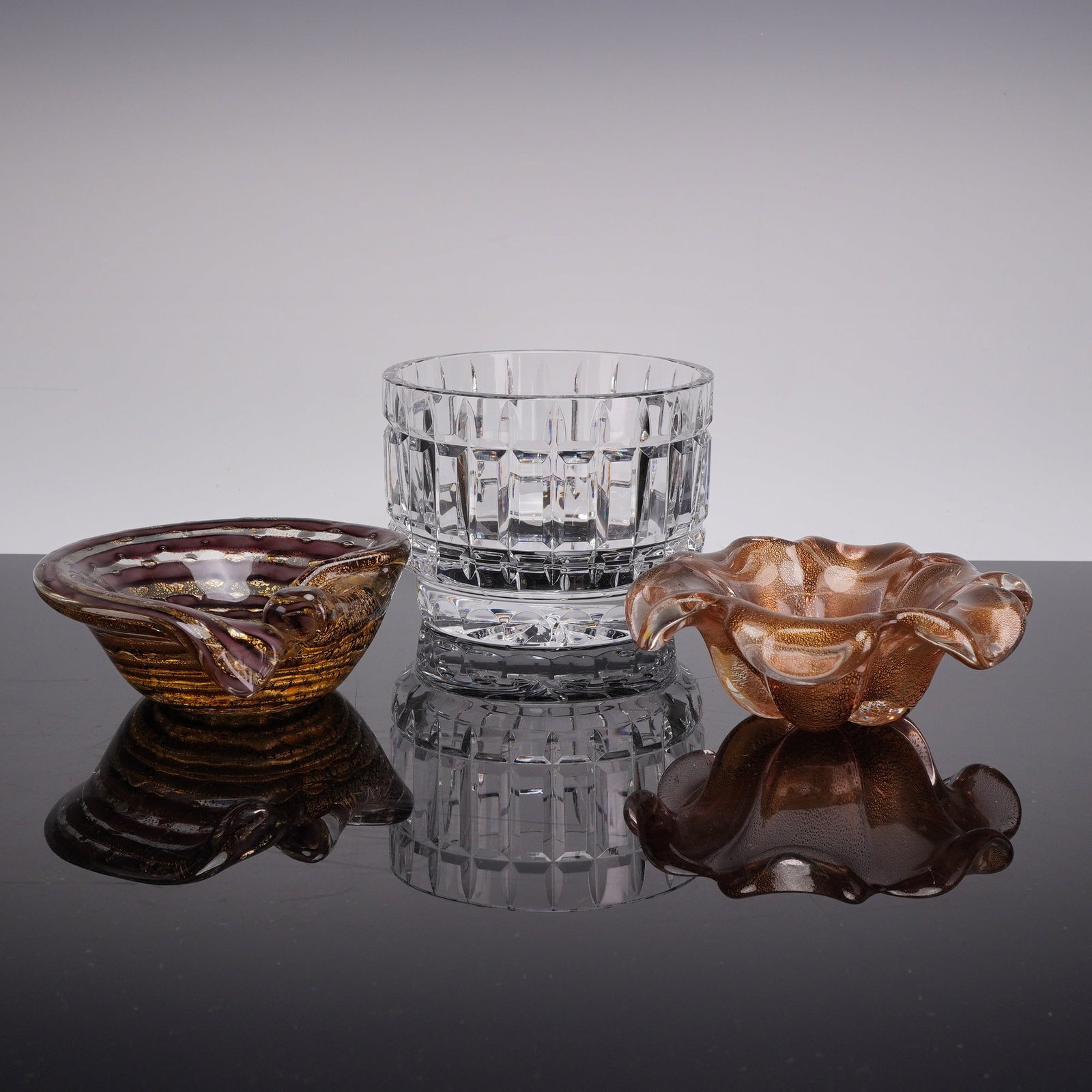 3pc Glass Bowls Including Murano Style Art Glass & Cut Crystal: This lot comprises three glass bowls including two pieces of hand-blown art glass and one piece of cut crystal. The first item is a Murano style art glass dish featuring a shell-like organic form with