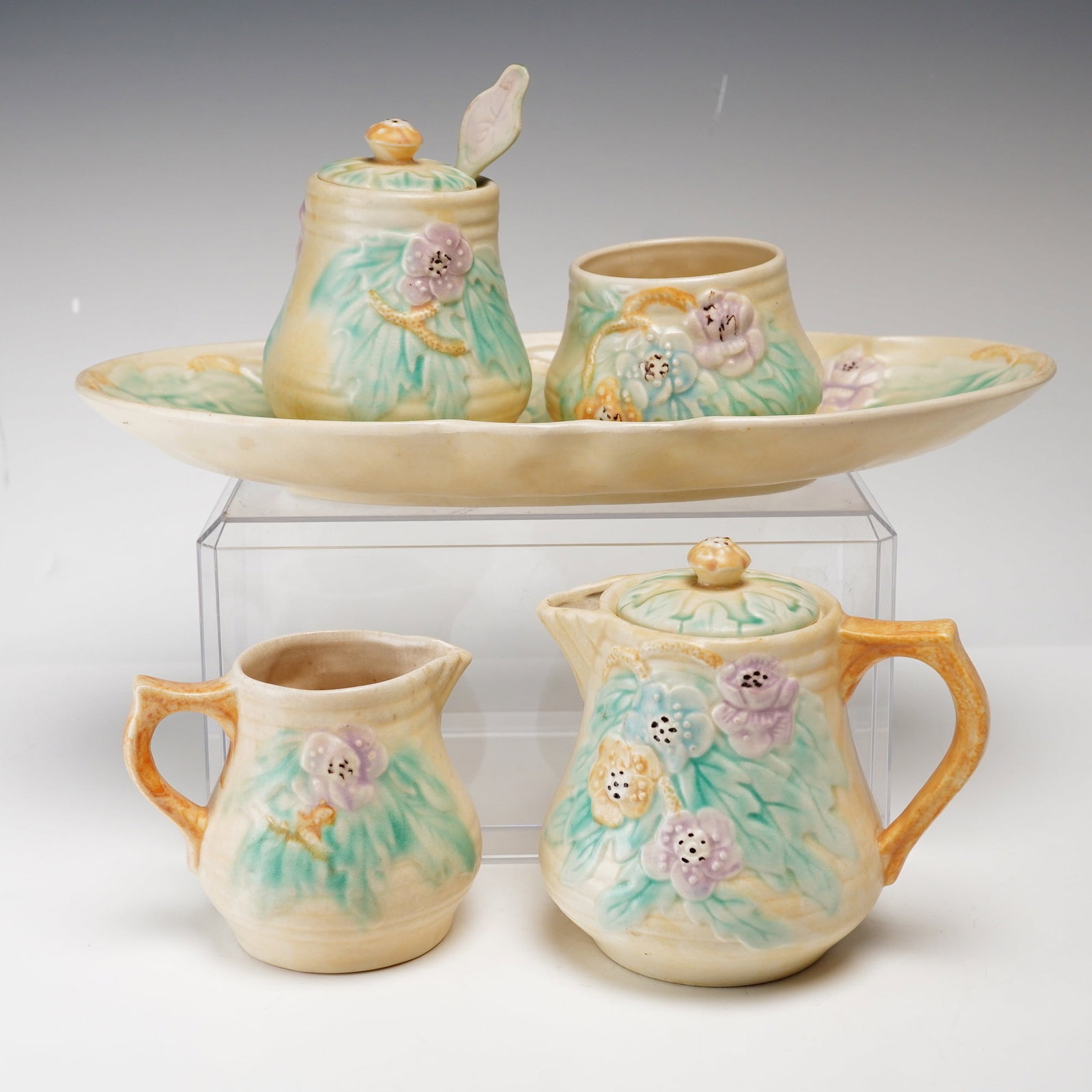 5pc Avon Ware England Art Deco Relief Molded Floral Pottery: This set of glazed earthenware was produced by the English pottery firm Shorter and Son Ltd. under the trade name Avon Ware in Stoke-on-Trent. The pieces feature an Art Deco aesthetic characterized by
