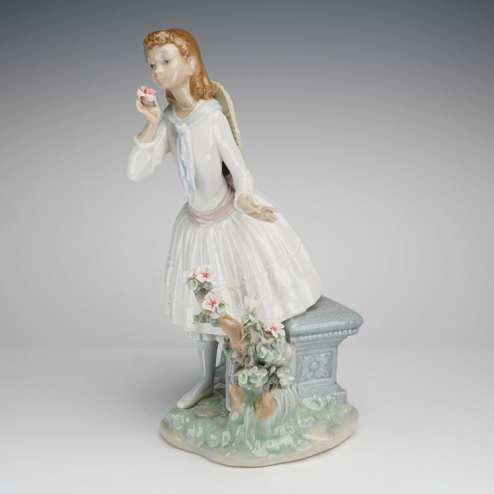 Lladro Porcelain Figurine Exquisite Scent 01001313 (1 of 3)