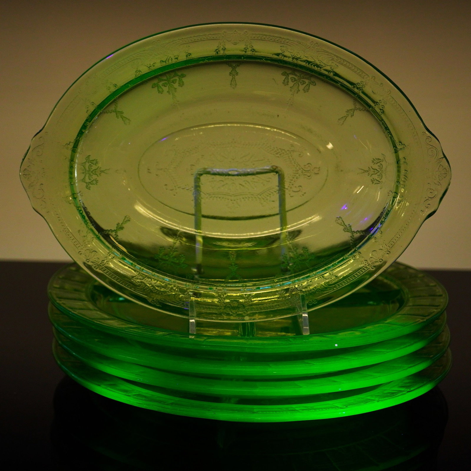 Set of Five Anchor Hocking Cameo Pattern Green Depression Glass Tableware Pieces: Five piece set of depression green glass is attributed to Anchor Hocking in the Cameo pattern, also commonly known as Ballerina. The collection consists of four circular three-part divided grill plate