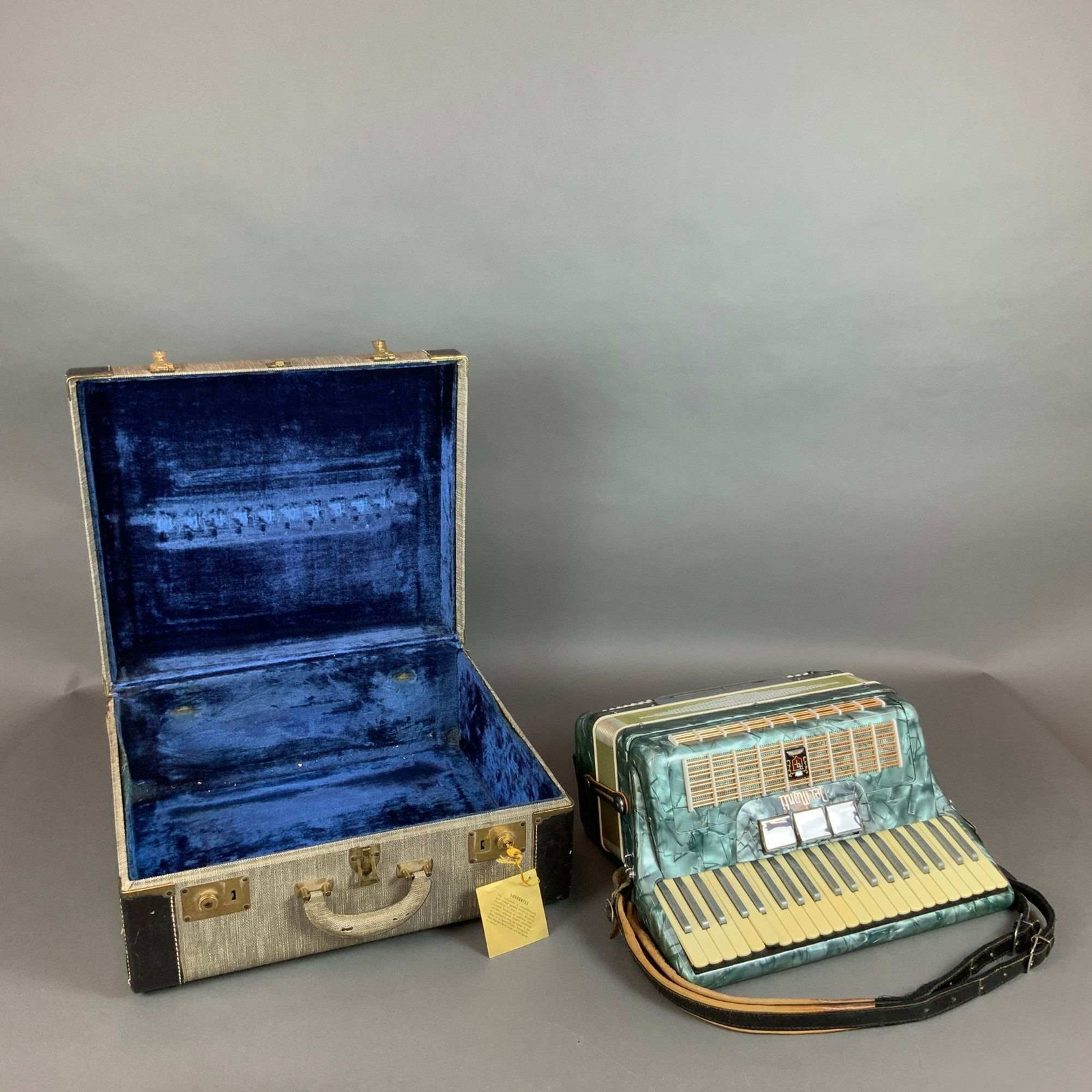 Italian Del Monti Piano Accordion with Hardshell Case (1 of 5)