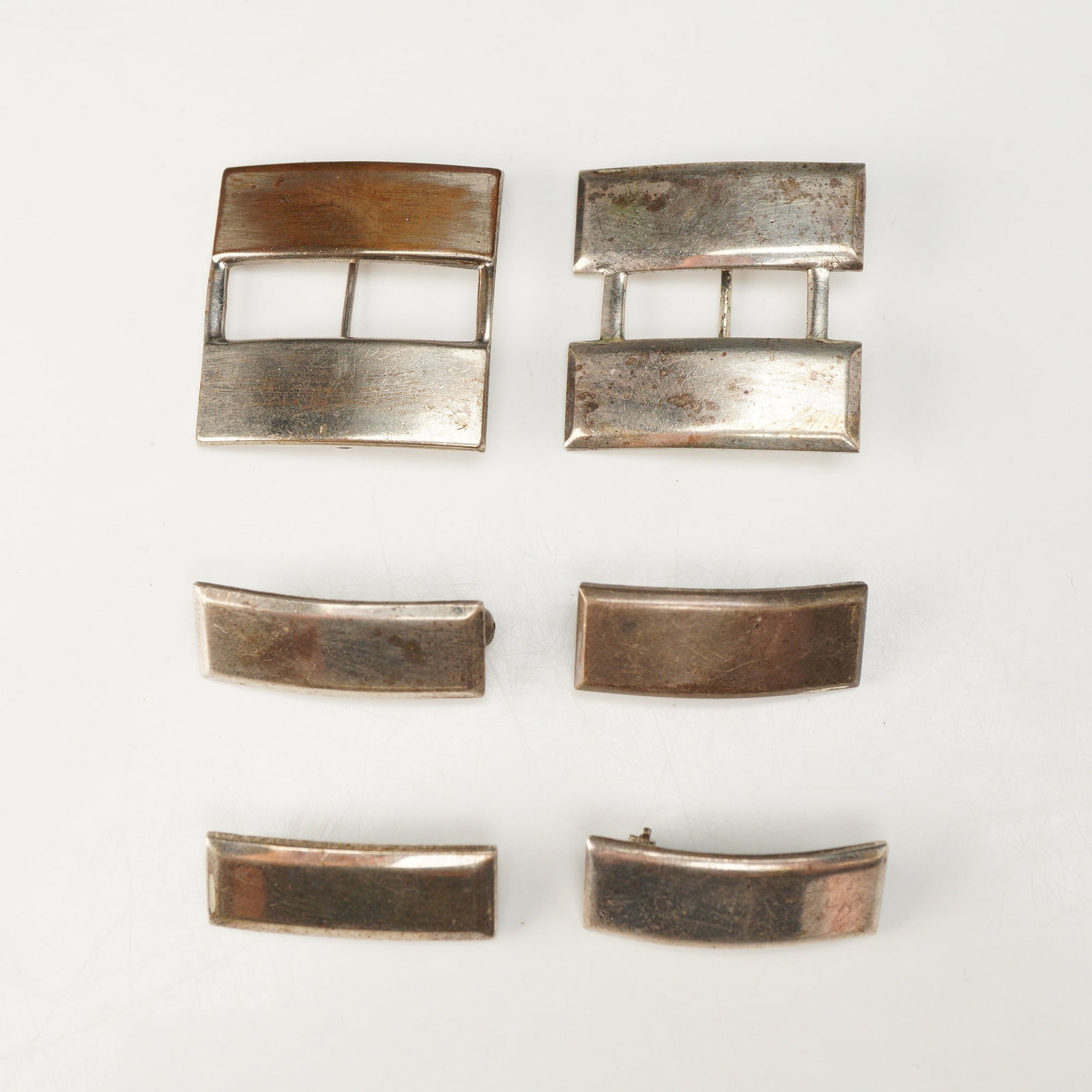 Set of Six WWII US Military Sterling Silver Officer Rank Insignia Pins: This set of six US military officer rank insignia pins dates to the World War II era. The collection includes one pair of Captain rank bars and four single Lieutenant rank bars, which were standard fo