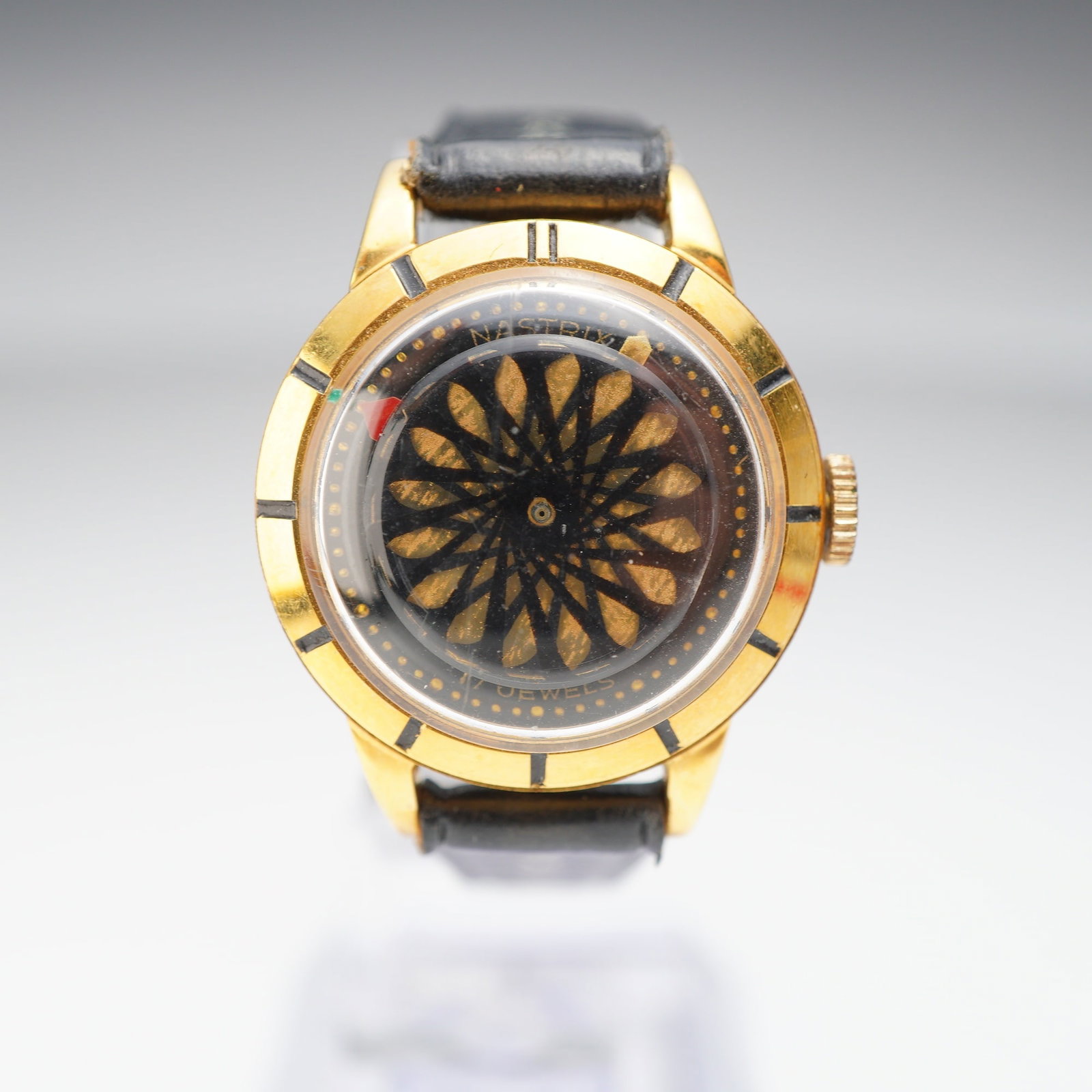 Nastrix Cocktail Kaleidoscope Mystery Dial Manual Wind Wristwatch: This vintage Nastrix manual wind wristwatch features a kaleidoscope mystery dial, a design widely recognized as the Cocktail style. The dial utilizes a rotating disc to create changing geometric patte