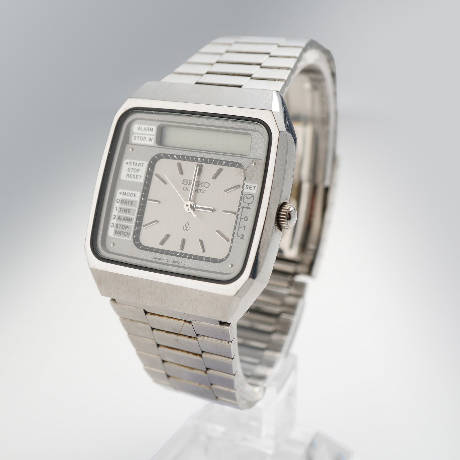 Seiko H357-5050 Analog Quartz Digital Alarm Watch: This Seiko H357-5050 is a analog-digital quartz watch featuring a stainless steel case and an integrated stainless steel link bracelet. The silver-tone dial includes traditional analog hands and a rec