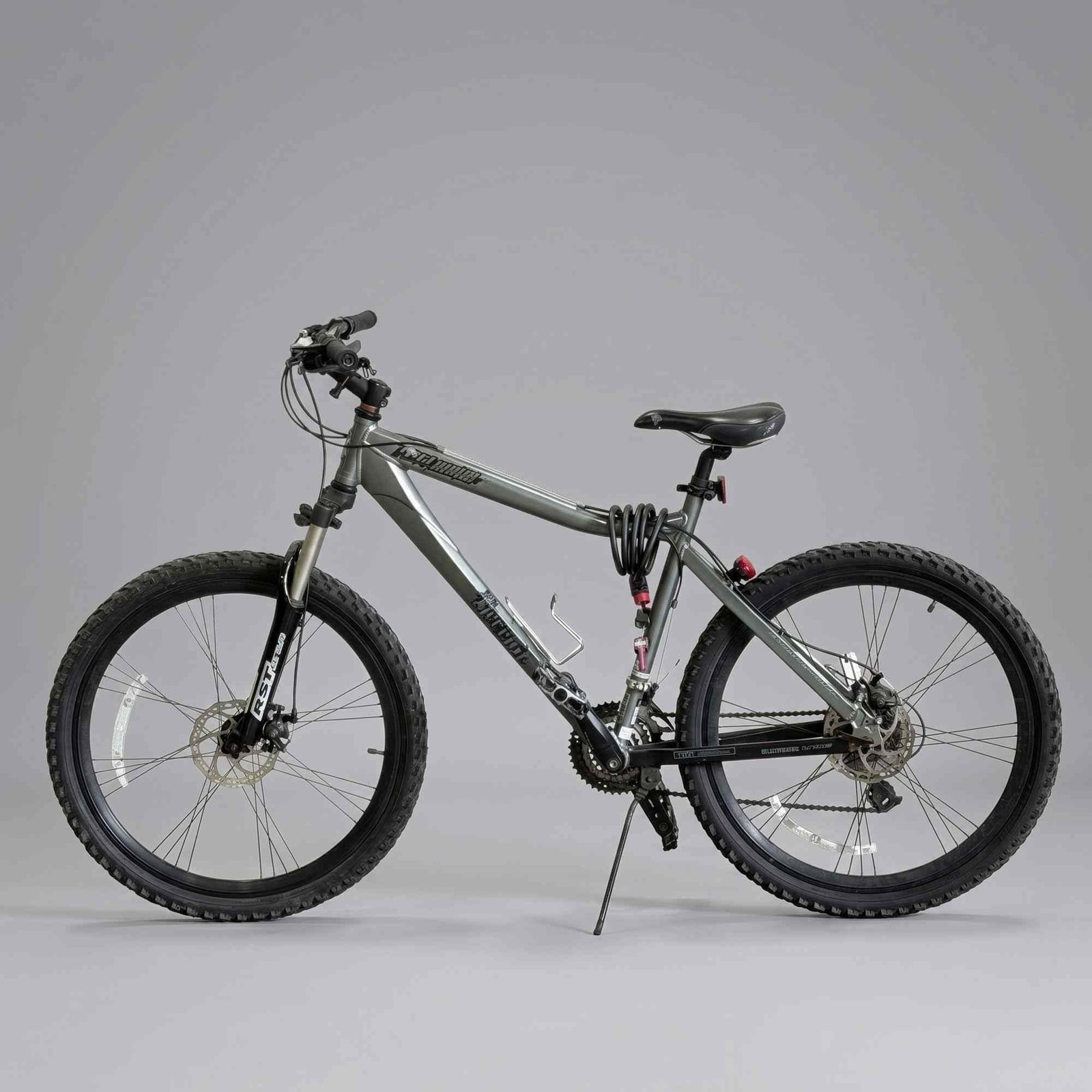 Tony Hawk Huckjam Signature Series 7000 Recruit Aluminum Mountain Bike: This Tony Hawk Huckjam Signature Series Recruit mountain bike features a metallic gray 7000-series lightweight aluminum frame. The bicycle is equipped with a 24-speed Shimano Alivio drivetrain and Pro