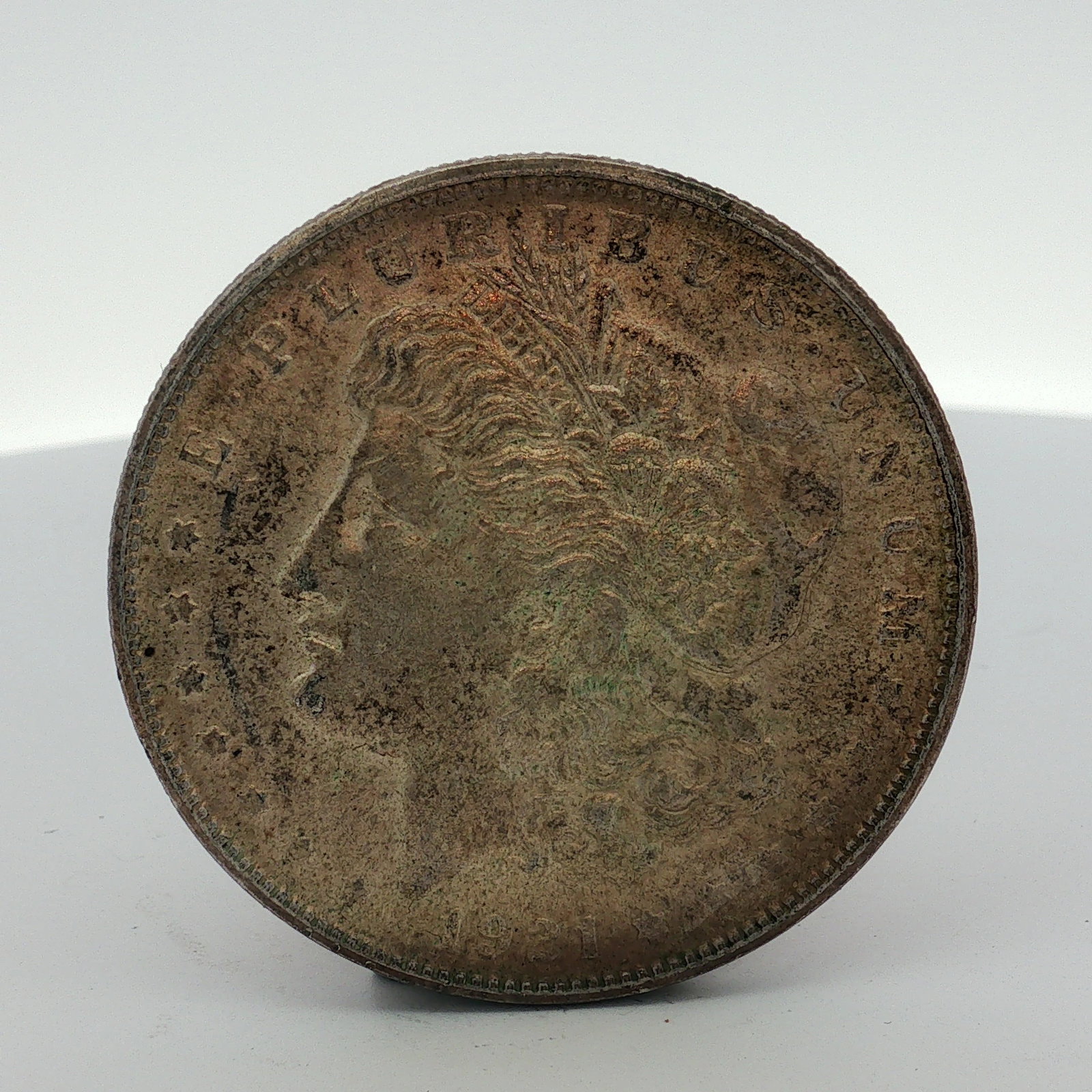 1921 US Morgan Silver Dollar Coin Circulated: This Philadelphia mint issue is struck in .900 fine silver. The obverse features the Liberty Head design with the date 1921 and the motto E PLURIBUS UNUM. The reverse displays the heraldic eagle desig