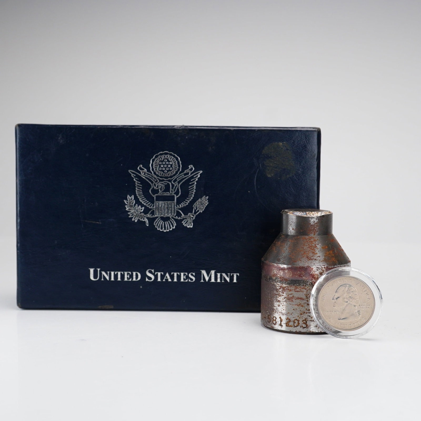 2000-D US Virginia State Quarter and Defaced Coin Die Set: This 2pc die and quarter coin set in box features a 2000-D US Virginia State Quarter and a retired steel coin die. The quarter is struck in a copper-nickel clad copper composition with a Washington ob