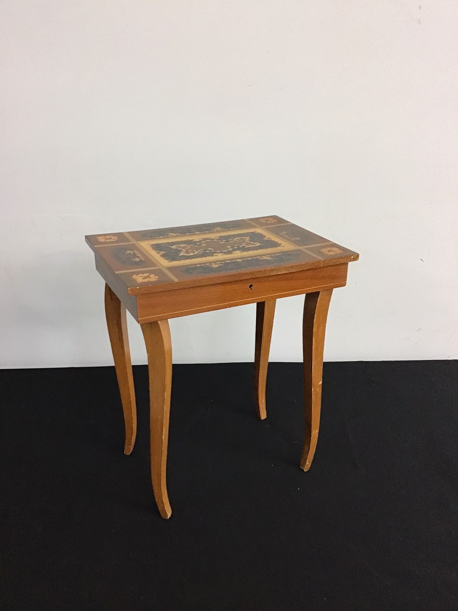 Mid-20th Century Italian Marquetry Inlaid Musical Jewelry Box Side Table: This vintage Italian musical side table, which also functions as a marquetry music box and jewelry box, dates to the mid-20th century. The piece is constructed from wood with mixed wood veneers and fe