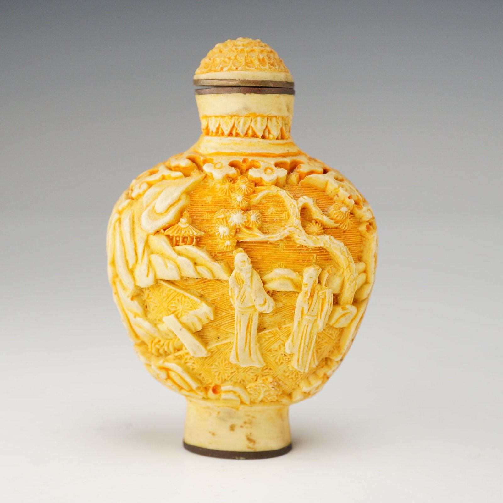 Chinese Molded White Cinnabar Style Resin Snuff Bottle with Apocryphal Qianlong Mark: A Chinese snuff bottle composed of an ivory-toned molded resin, a material frequently referred to as white cinnabar in the trade. The body features high-relief molded decoration depicting a continuous