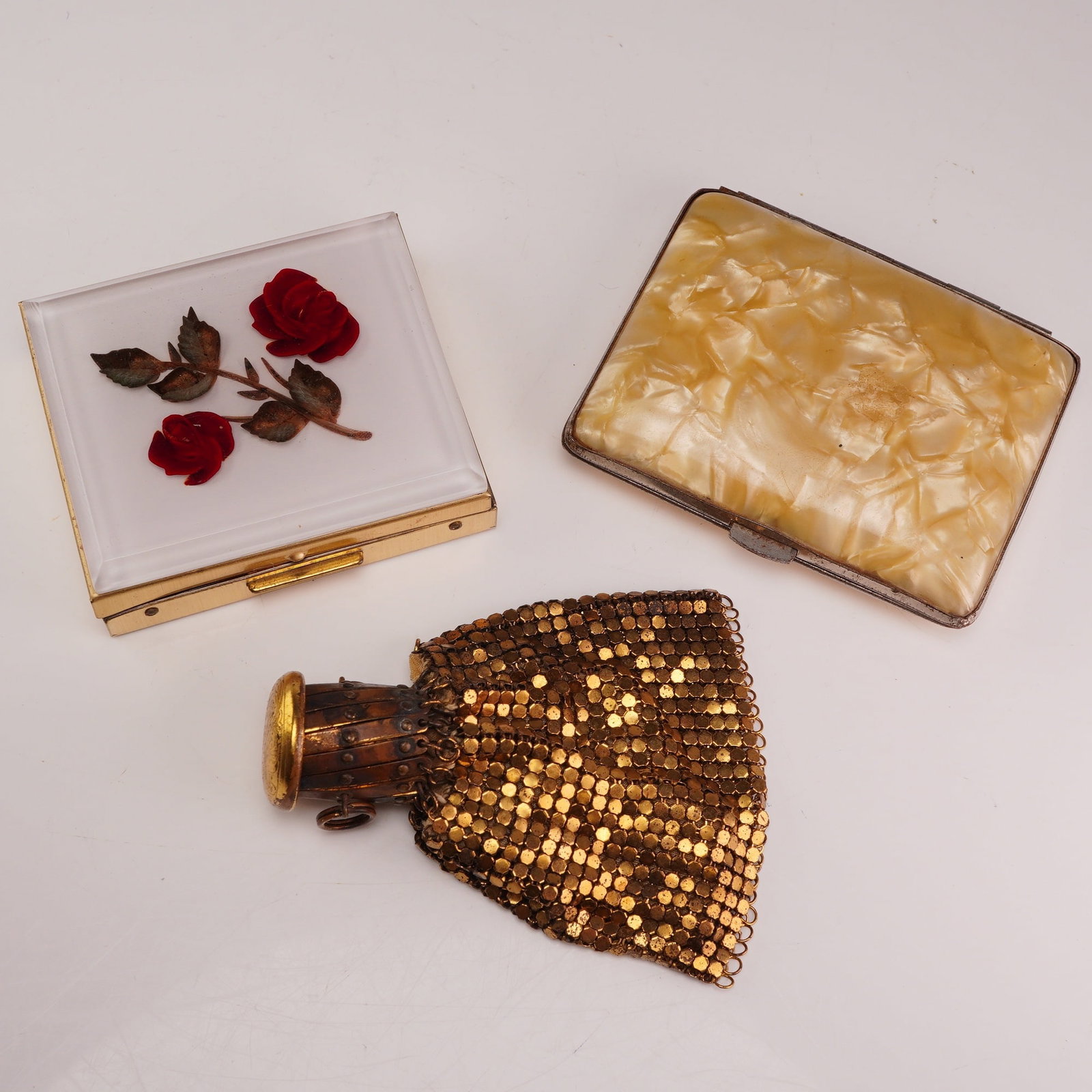 3pc Accessories Including a Dante Colora Originals Organizer and a Mesh Beggar Bag: This collection consists of three vintage personal accessories including two cases and one mesh pouch. The first item is a mid-century organizer compact by Dante Colora Originals. It features a gold-t