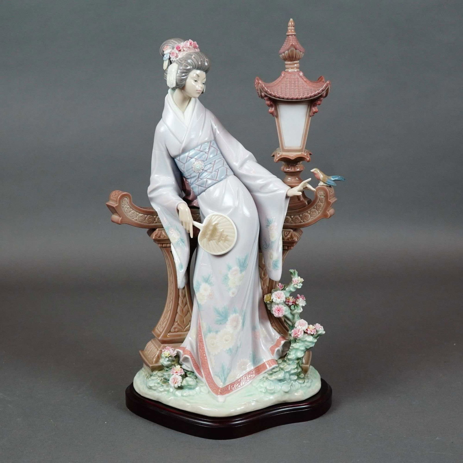 Lladro Mariko Porcelain Figurine Model 1001421 with Base (1 of 5)