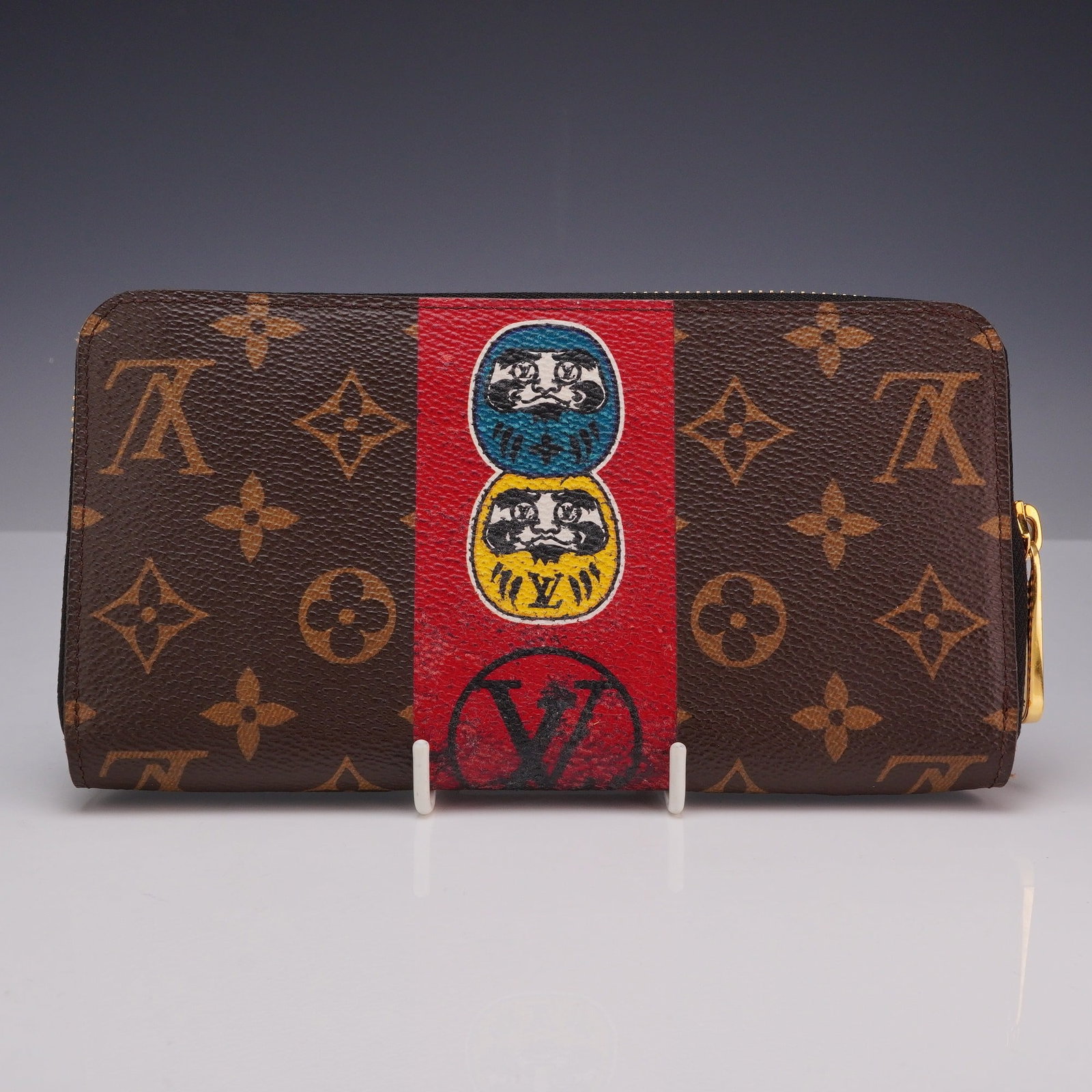 Louis Vuitton Limited Edition Monogram Kabuki Daruma Zippy Wallet with Box and Dust Bag: This limited edition Louis Vuitton Zippy wallet belongs to the 2018 Cruise collection, a collaboration between Artistic Director Nicolas Ghesqui?re and Japanese designer Kansai Yamamoto. The exterior 