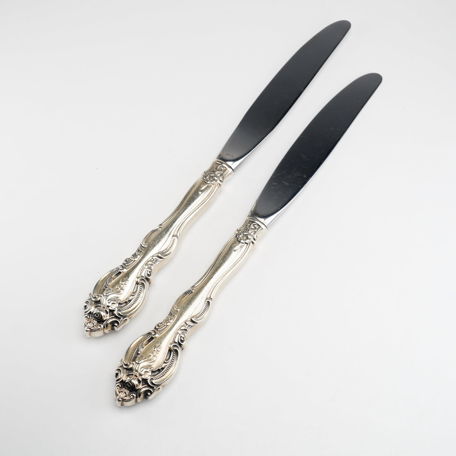 2pc Gorham Sterling Silver and Stainless Steel Dinner Knives, La Scala: This pair of sterling silver flatware dinner knives was produced by the Gorham Manufacturing Company in the La Scala pattern. The handles are constructed of .925 sterling silver and feature a hollow-h