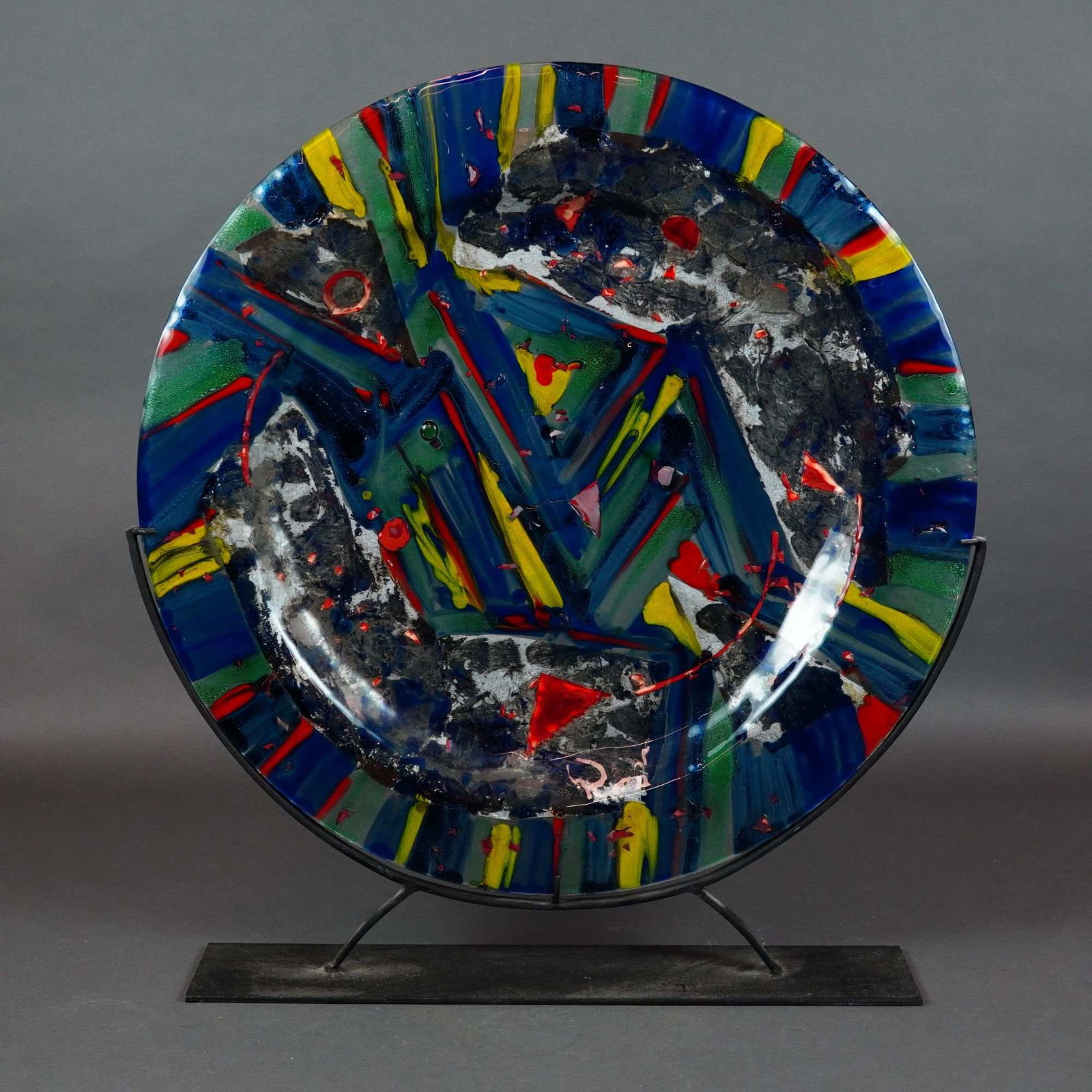 Kaleidoscopio Italian Art Glass Platter with Stand in Abstract Design: An Italian art glass platter by Kaleidoscopio, crafted using fused and slumped glass techniques. The piece features a vibrant, abstract composition with a palette of cobalt blue, canary yellow, bright
