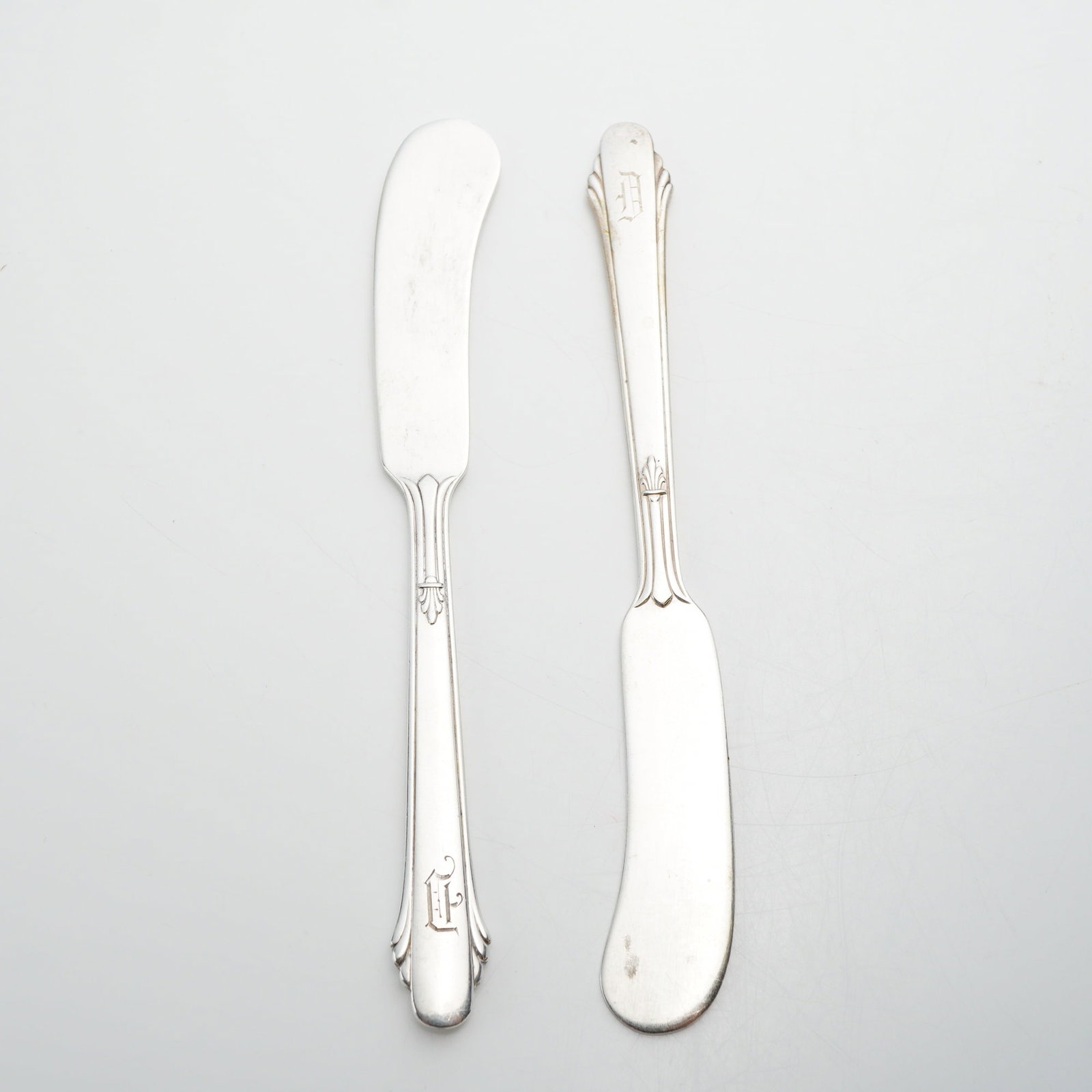 Pair of Gorham Sterling Silver Flat Handle Butter Spreader Knives: This lot includes 2 sterling silver small butter spreader knives manufactured by the Gorham Manufacturing Company in the popular Chantilly pattern. These flat-handle knives feature the pattern's