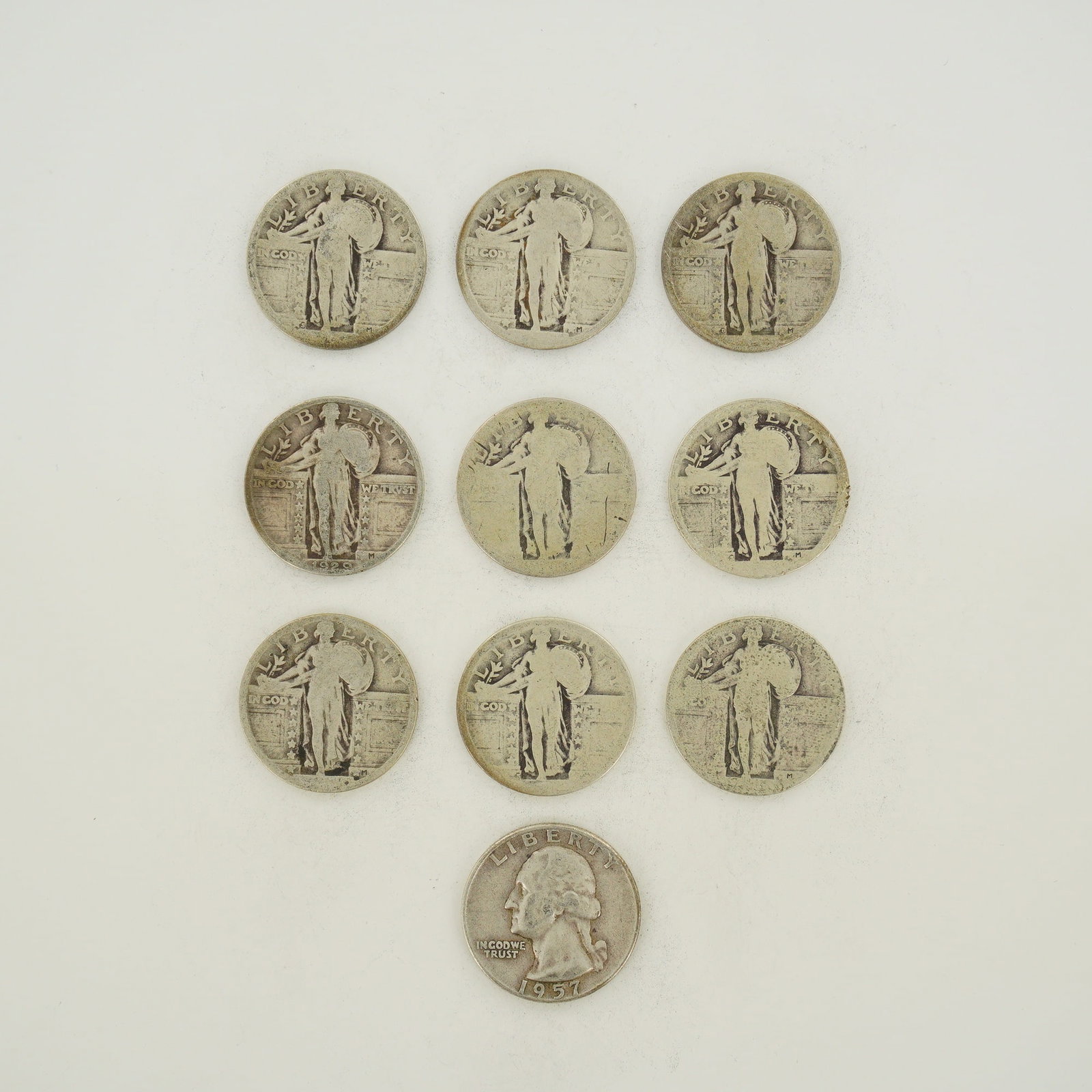 10pc Collection of US Mixed Date Standing Liberty and Washington Silver Quarters: This collection of coins consists of a mixed date bag of US silver quarters. The group is primarily comprised of Standing Liberty quarters of the Type 2 variety, minted between 1917 and 1930. A Standi