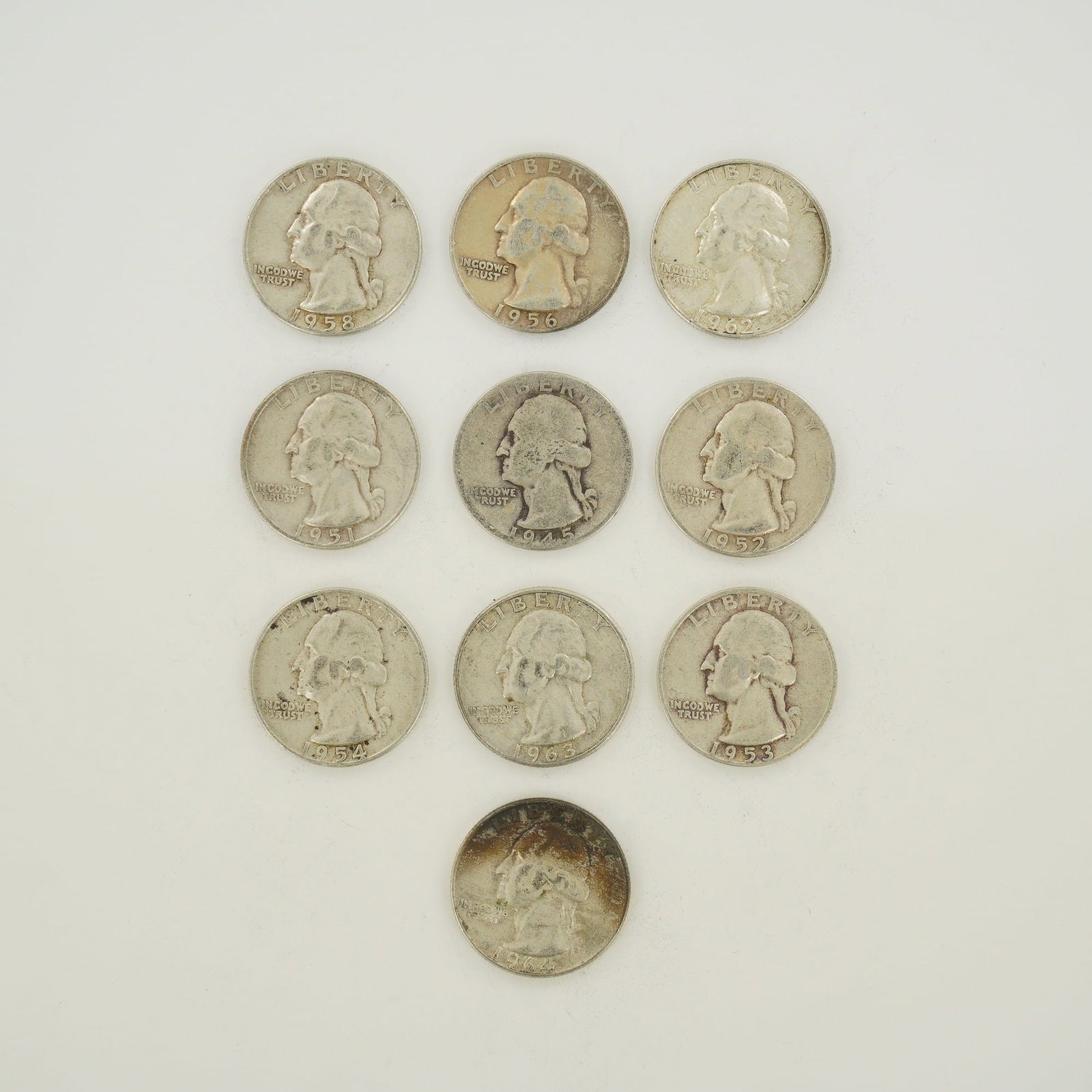 10pc Collection of US Washington Quarter Dollars, 90% Silver, 1945-1964: A collection of US Washington Quarter Dollars comprising a mixed date bag of coins struck in 90% silver. The assortment includes various dates issued between 1945 and 1964, specifically: 1945, 1951,