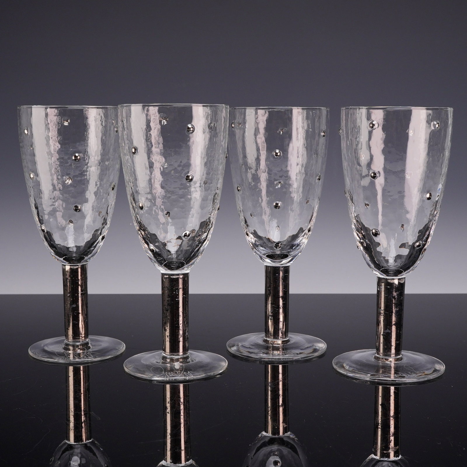 4pc Stephen Smyers Morocco Platinum Art Glass Goblets: A set of four matching hand-blown art glass wine goblets in the Morocco Platinum pattern by artist Stephen Smyers. Each vessel features a clear bowl with a hammered or honeycomb textured surface, furt