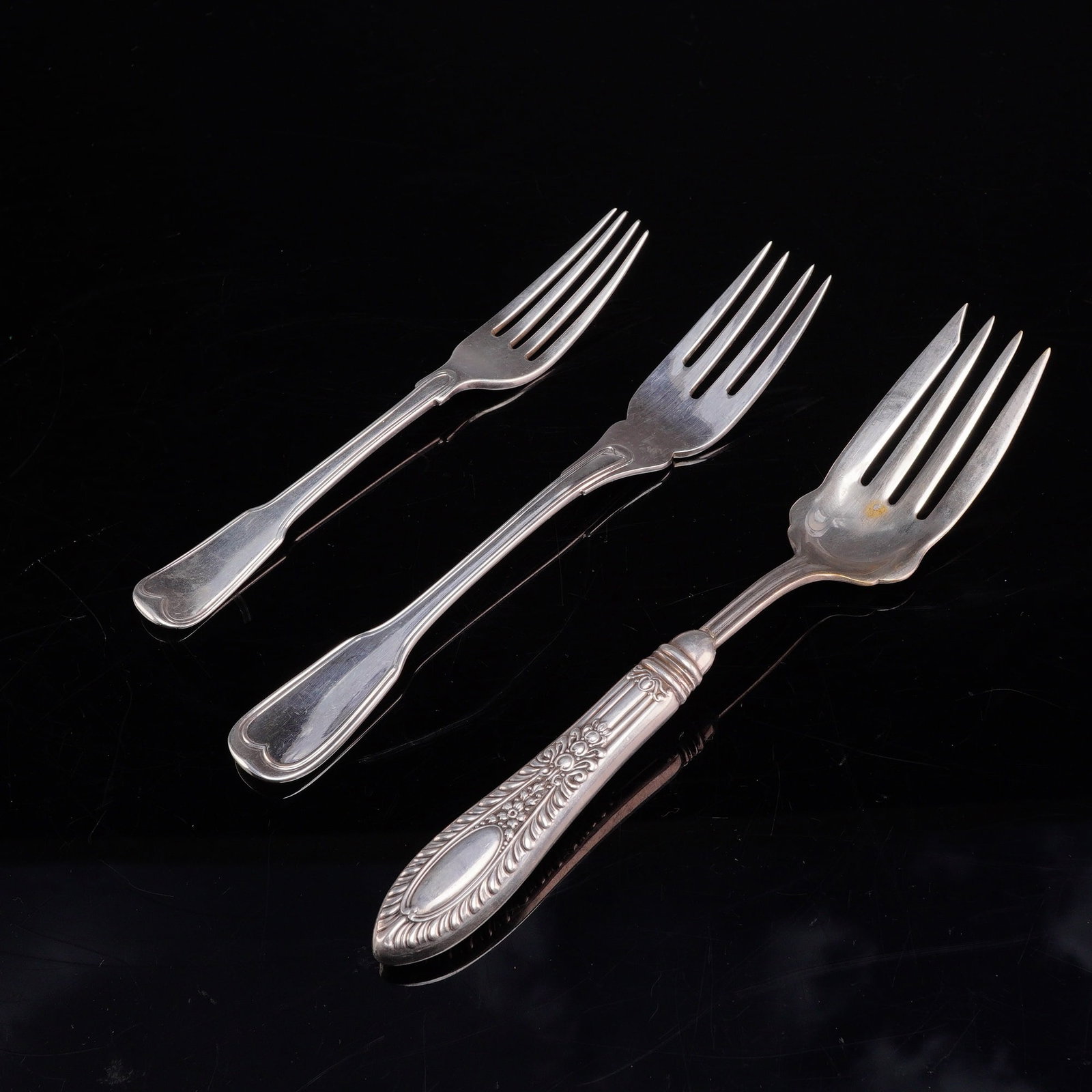 3pc Sterling Silver and Silver-Plated Forks Including Buccellati: This collection features three utensils of various styles and origins. The lot includes a Buccellati silverplated fork in the Nantucket pattern, which is marked BUCCELLATI ITALY on the reverse of the 