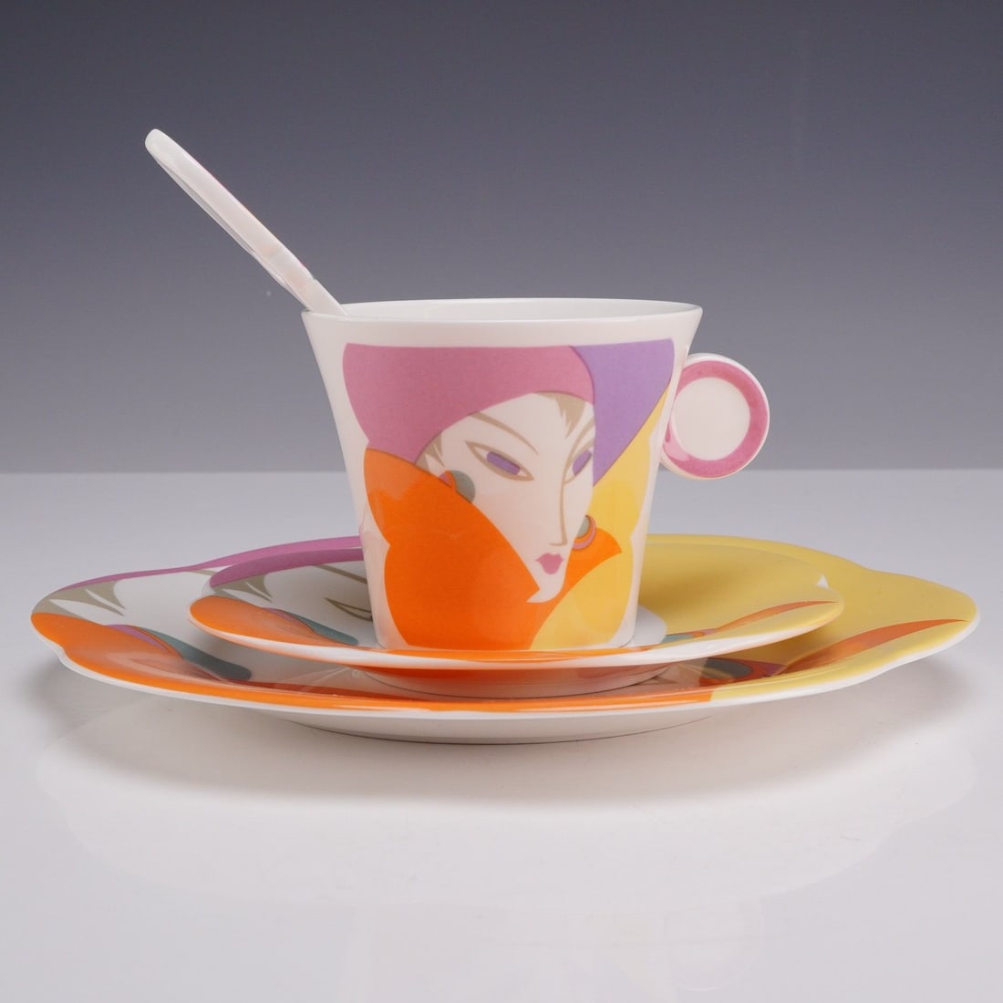 4 Piece Sango Larry Laslo Dessert Set - Plate, Saucer, Teacup and Stirrer, Visage: A four-piece ceramic service in the Visage pattern designed by Larry Laslo for Sango. The set consists of a large plate with an irregular undulating rim, a coordinating smaller side plate or saucer wi