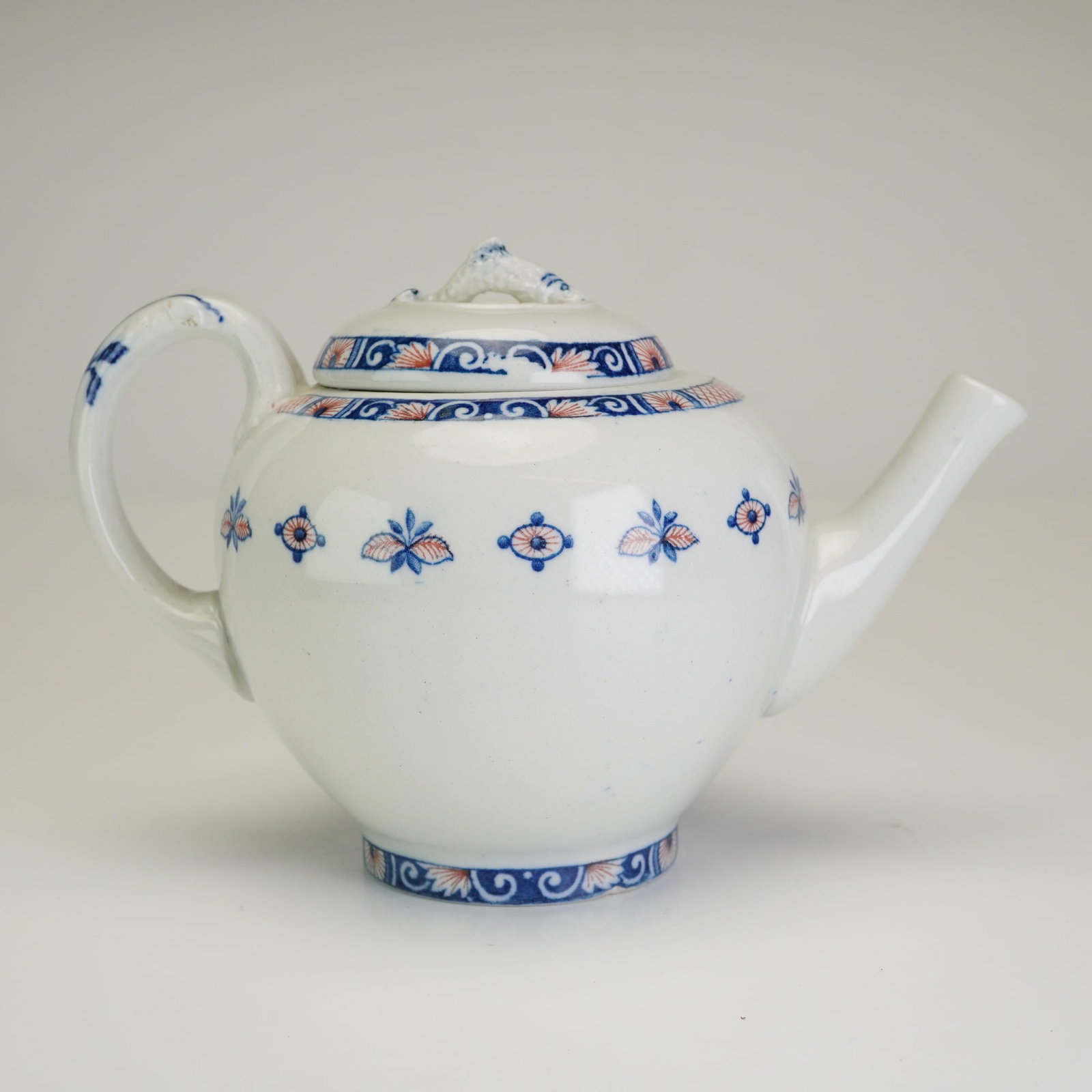 A Wedgwood Vieux Rouen Teapot with Lid (1 of 4)