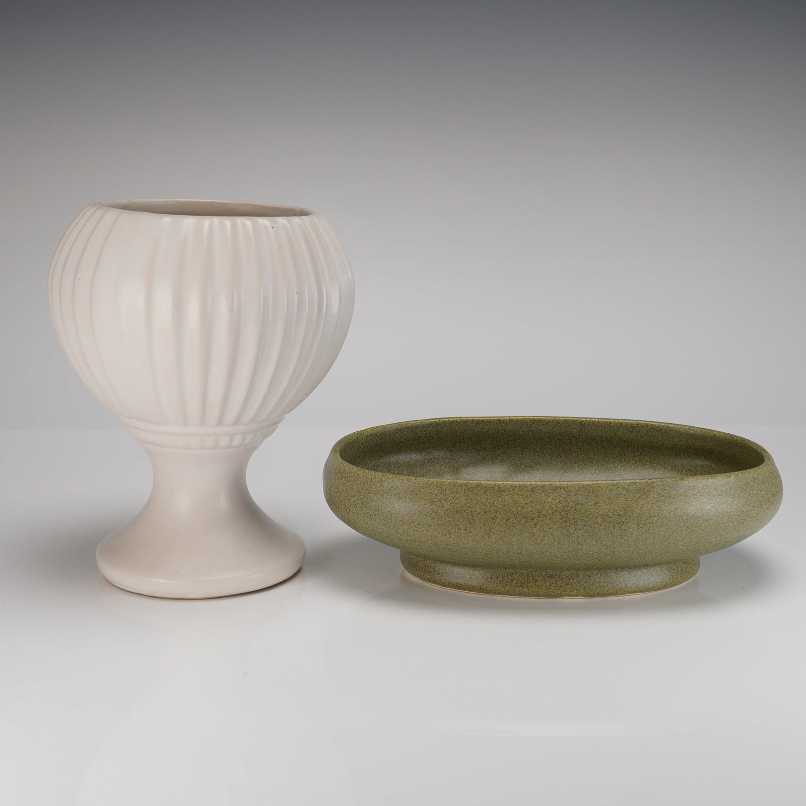 2pc McCoy Floraline Pottery Planters and Bowls, Shapes 407 and 476-8: Duo of ceramic pottery items from the McCoy Floraline line, dating to the Mid-20th Century and executed in the Modernist or Danish Modern style. The lot consists of two pieces (2pc). The first item
